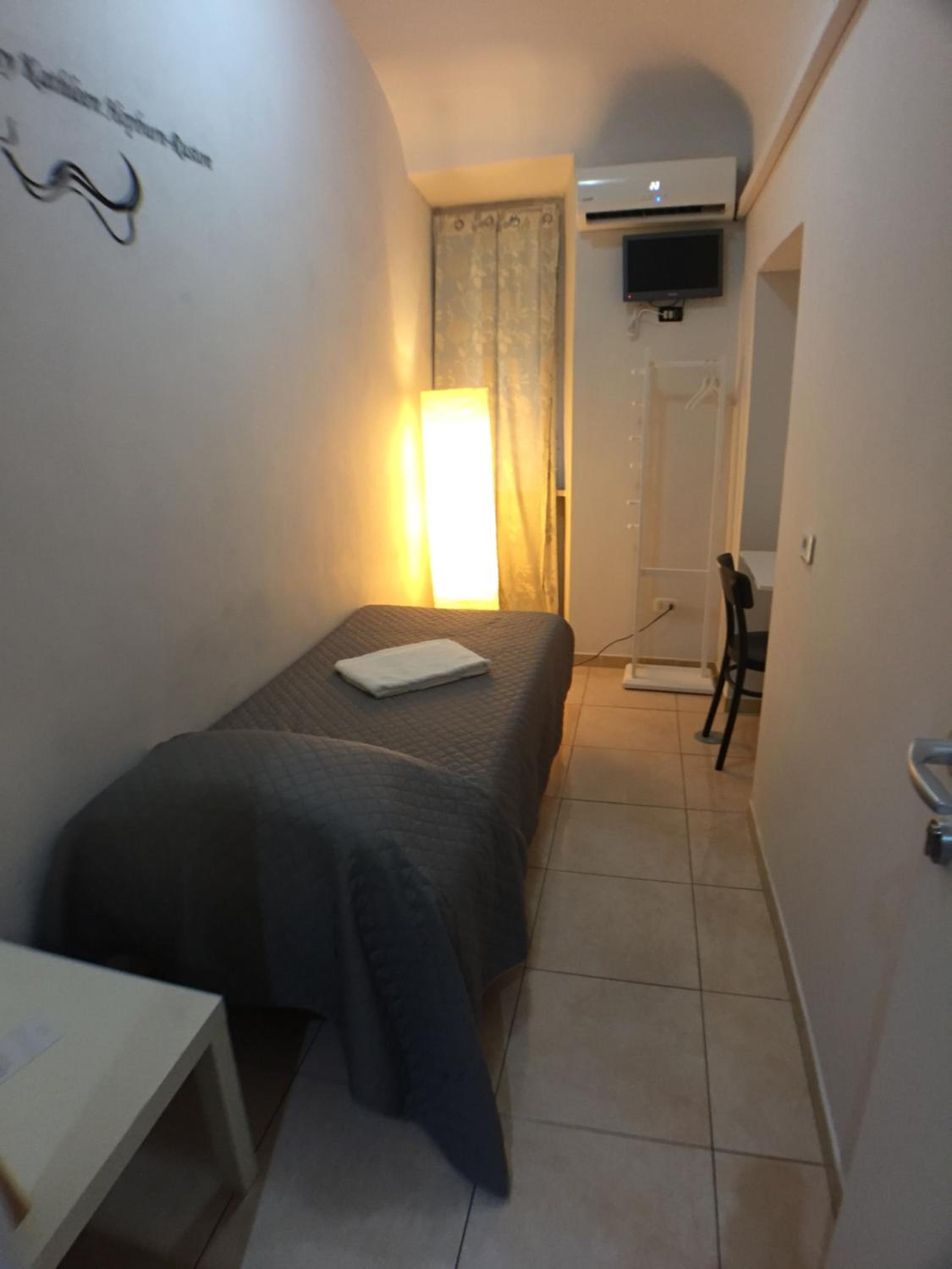 Single Room with Shared Bathroom photo 1