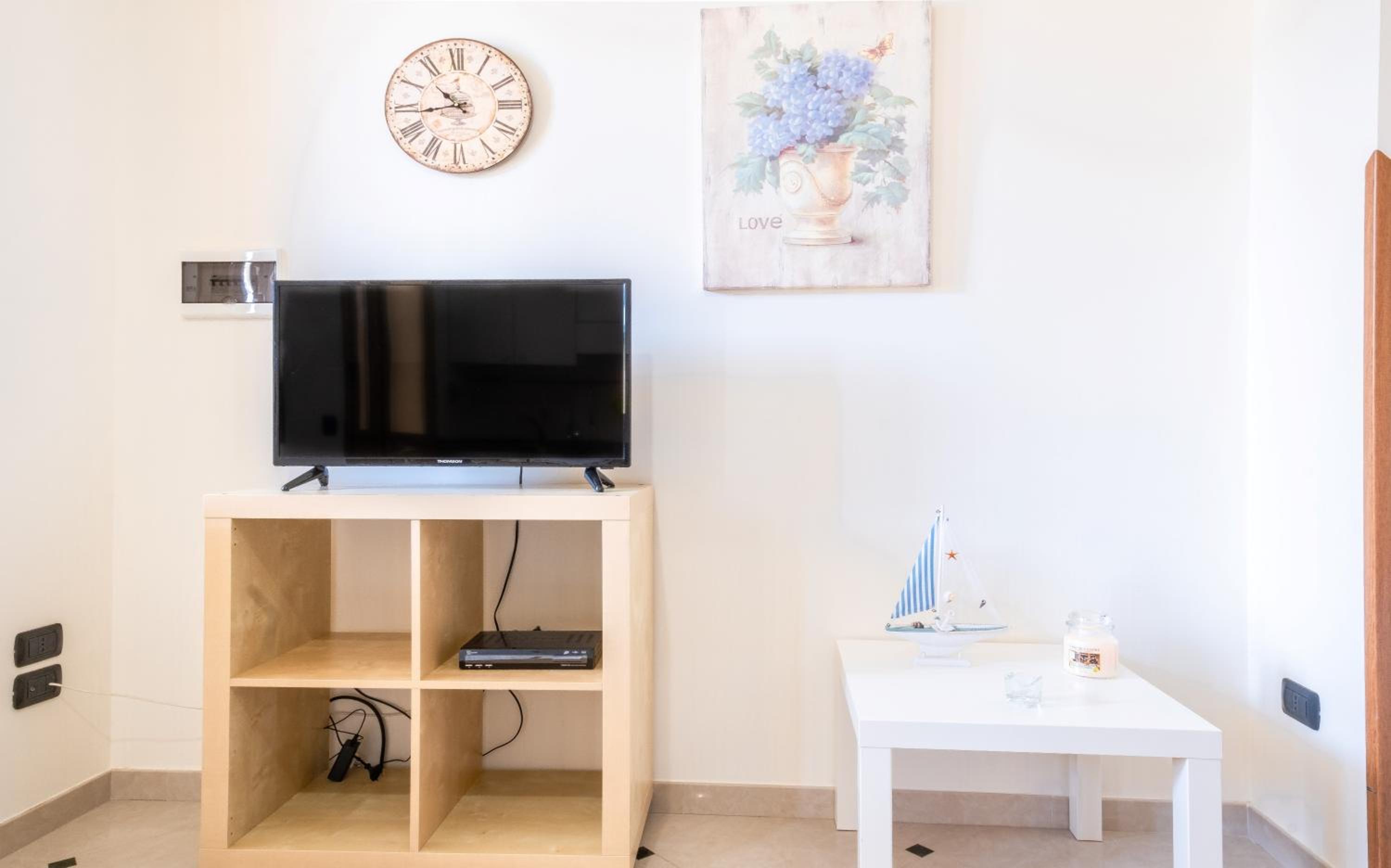 Studio Apartment with Courtyard View