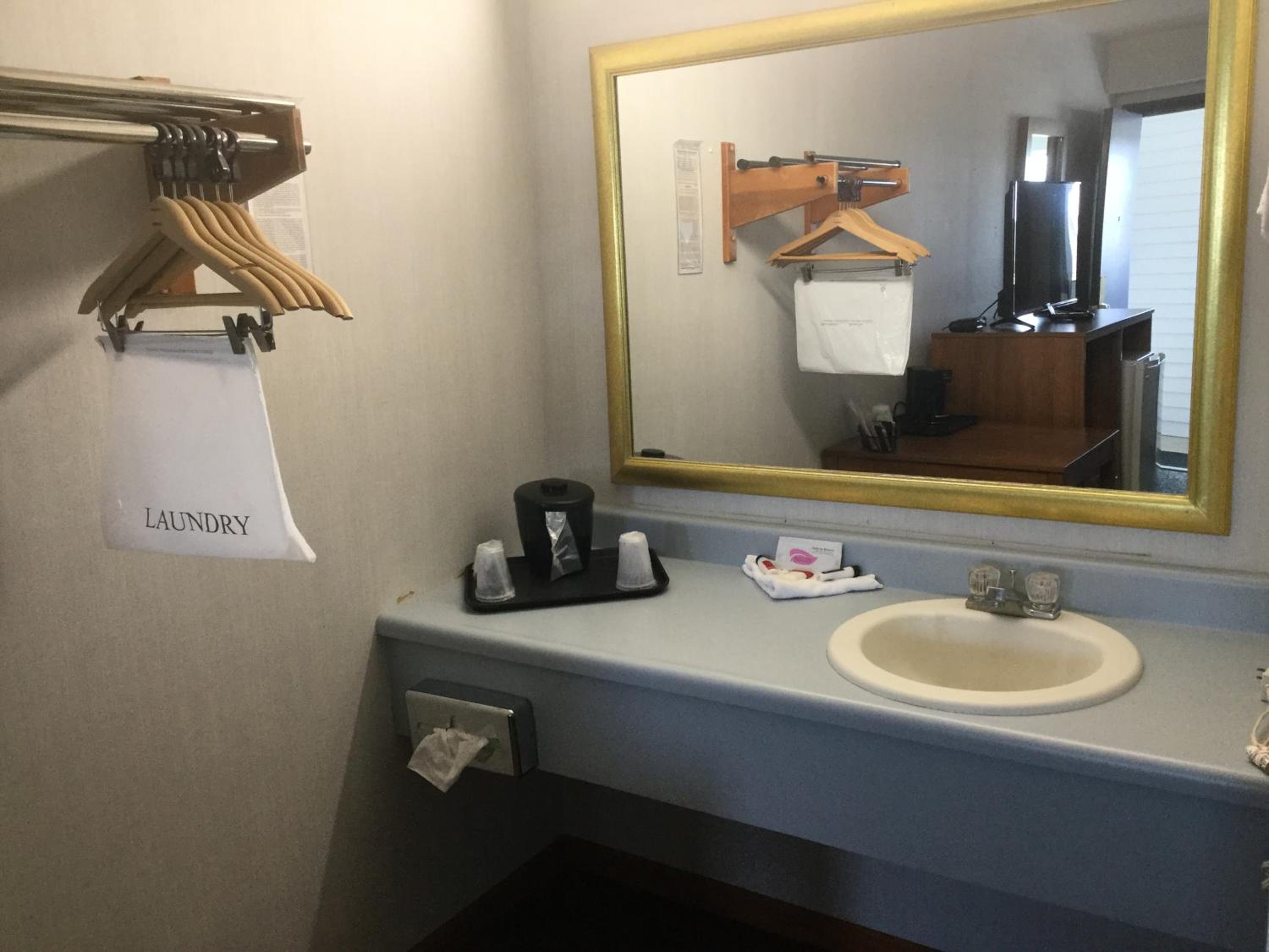 1 King Bed and 2 Queen Beds, One Bedroom, Suite, Non-Smoking - Photo 4