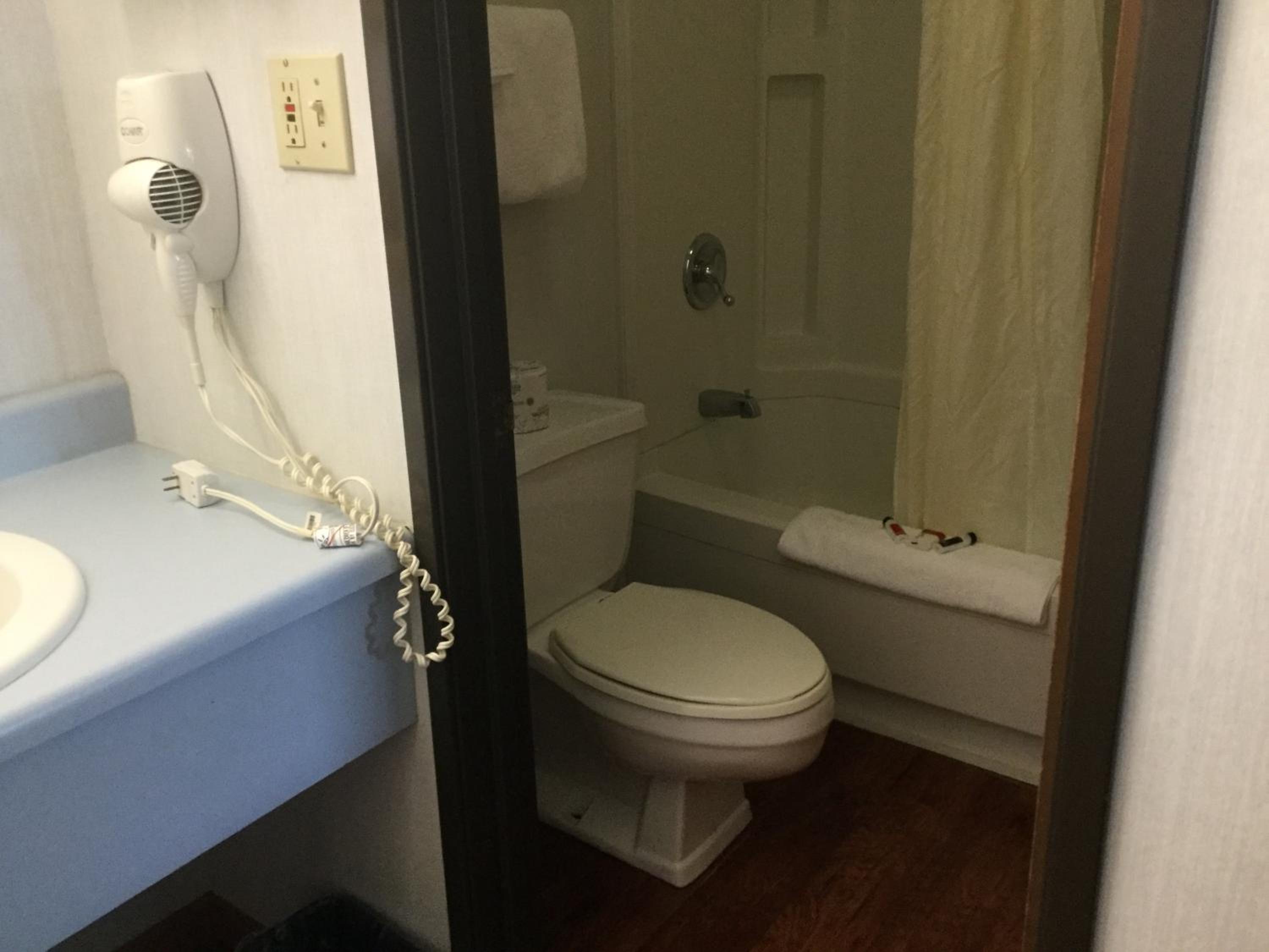 1 King Bed and 2 Queen Beds, One Bedroom, Suite, Non-Smoking - Photo 6
