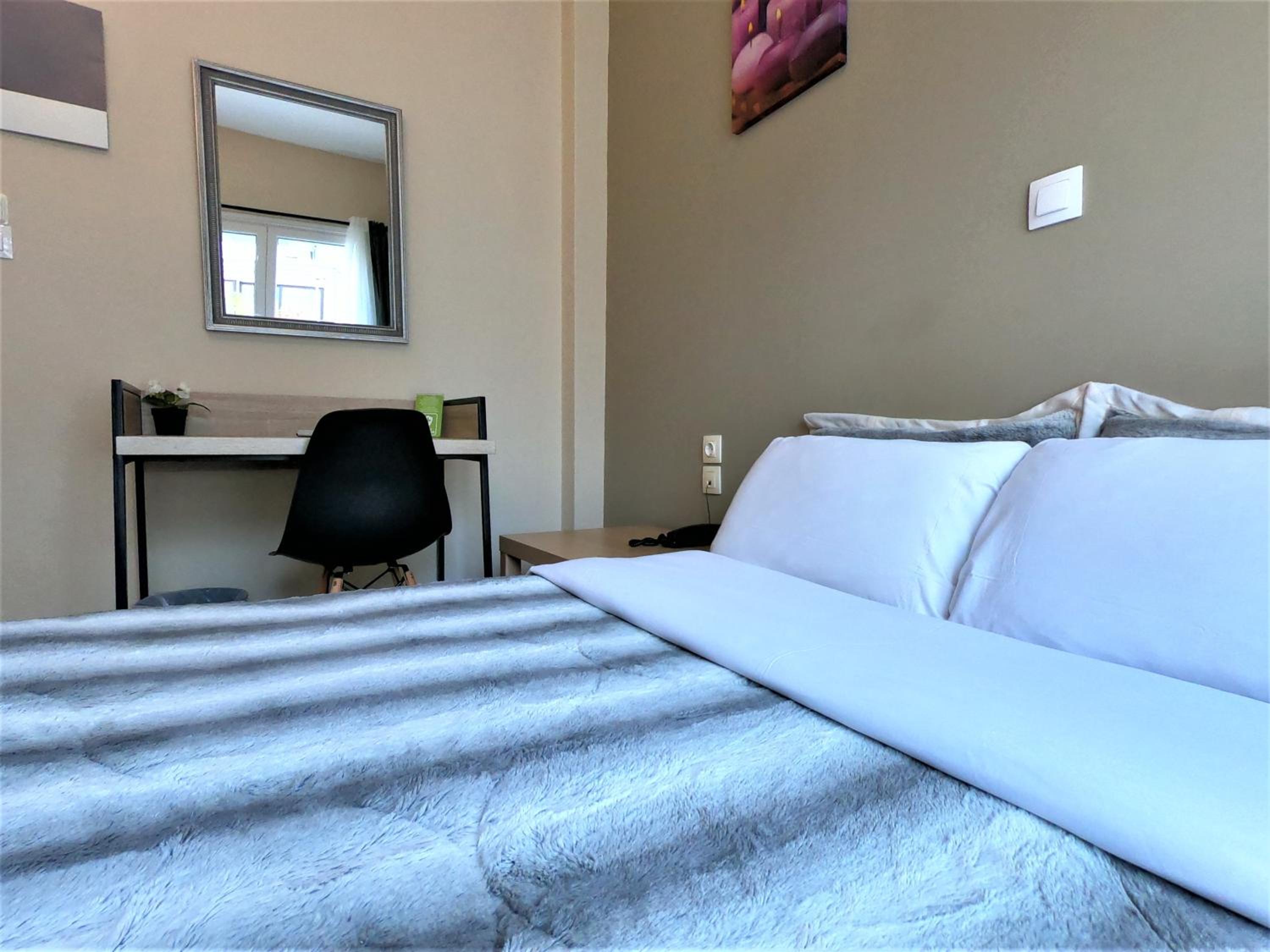 Double Room with Private Bathroom - Photo 10