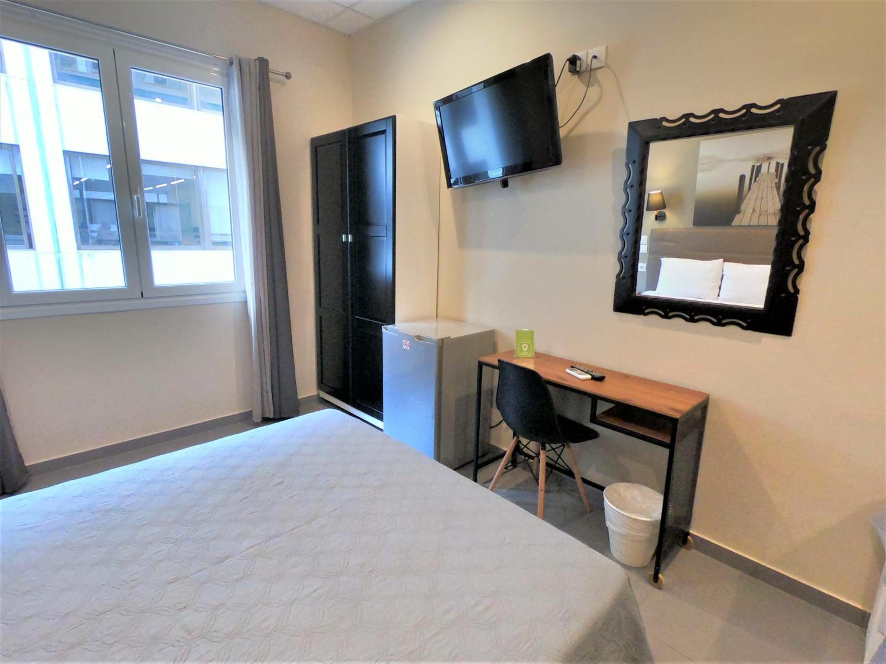 Superior Double Room with Private Bathroom - Photo 3