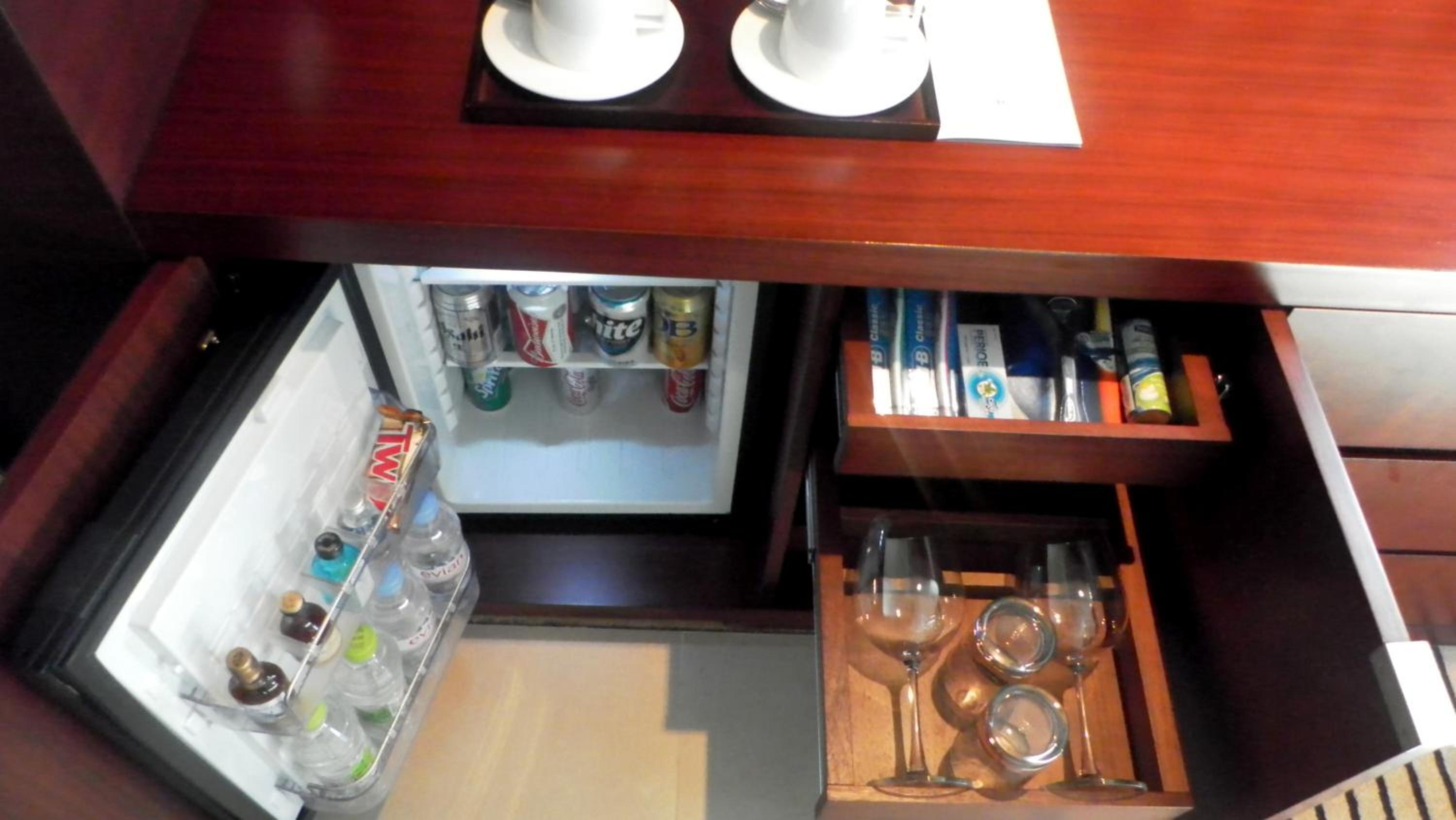Deluxe King Room - Photo 8