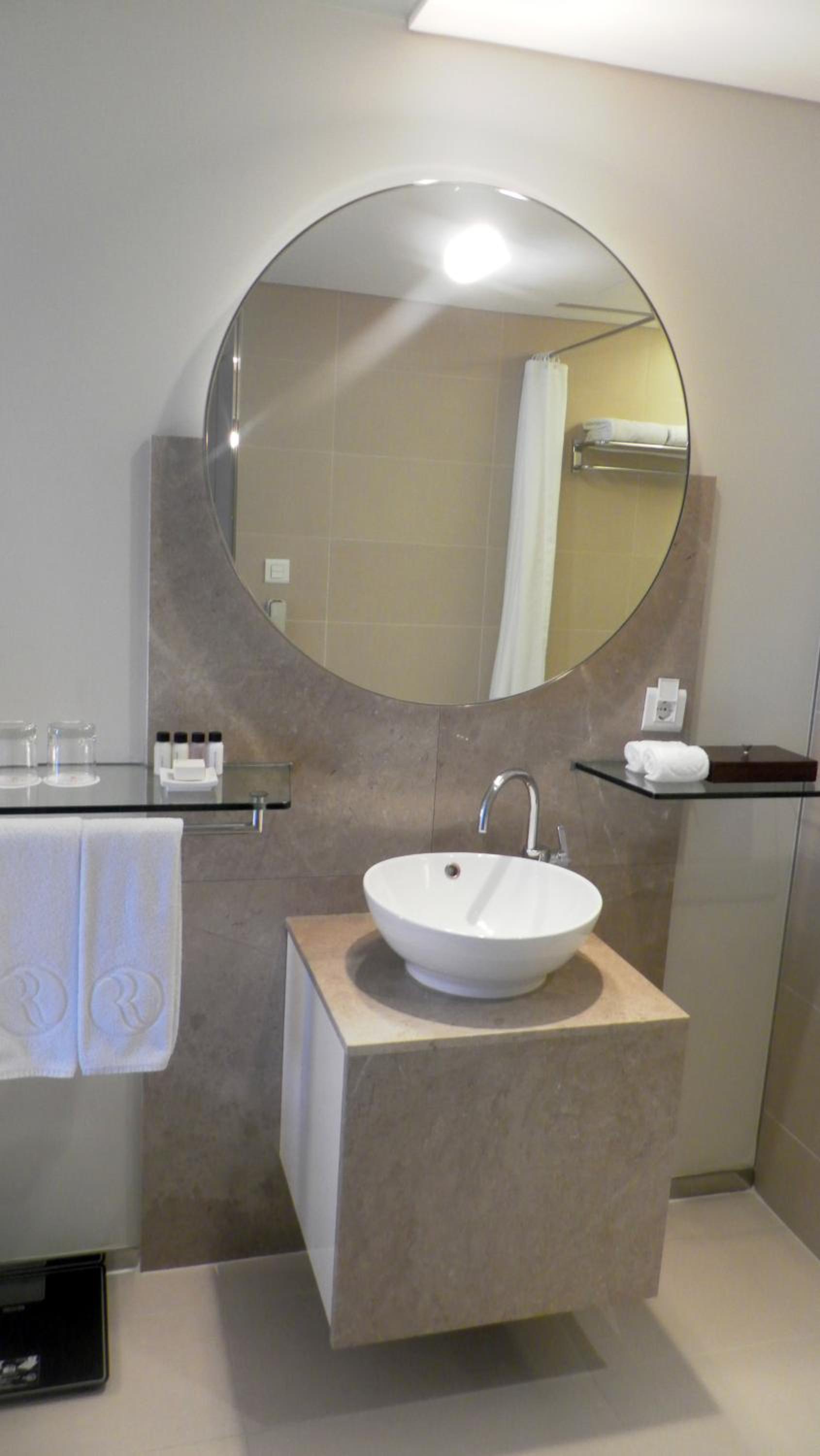 Deluxe King Room - Photo 6