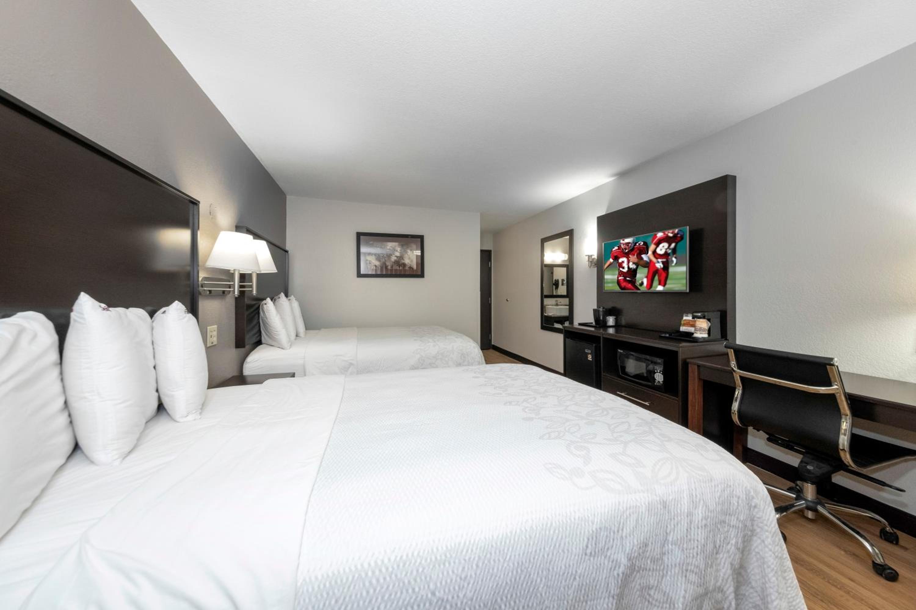 Deluxe Room with Two Double Beds Smoke Free photo 3