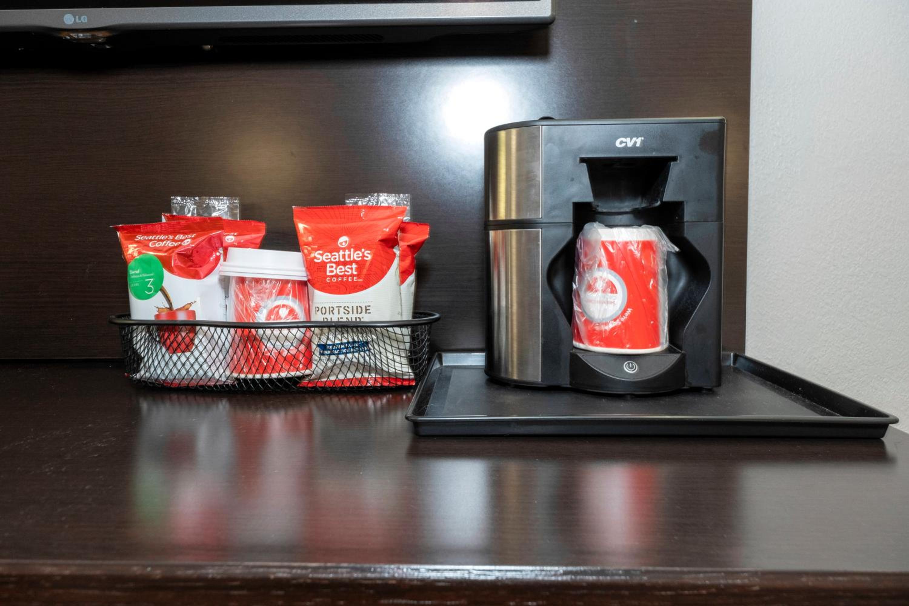 Premium King Room Smoke Free (Upgraded Bedding & Snack Box) photo 3