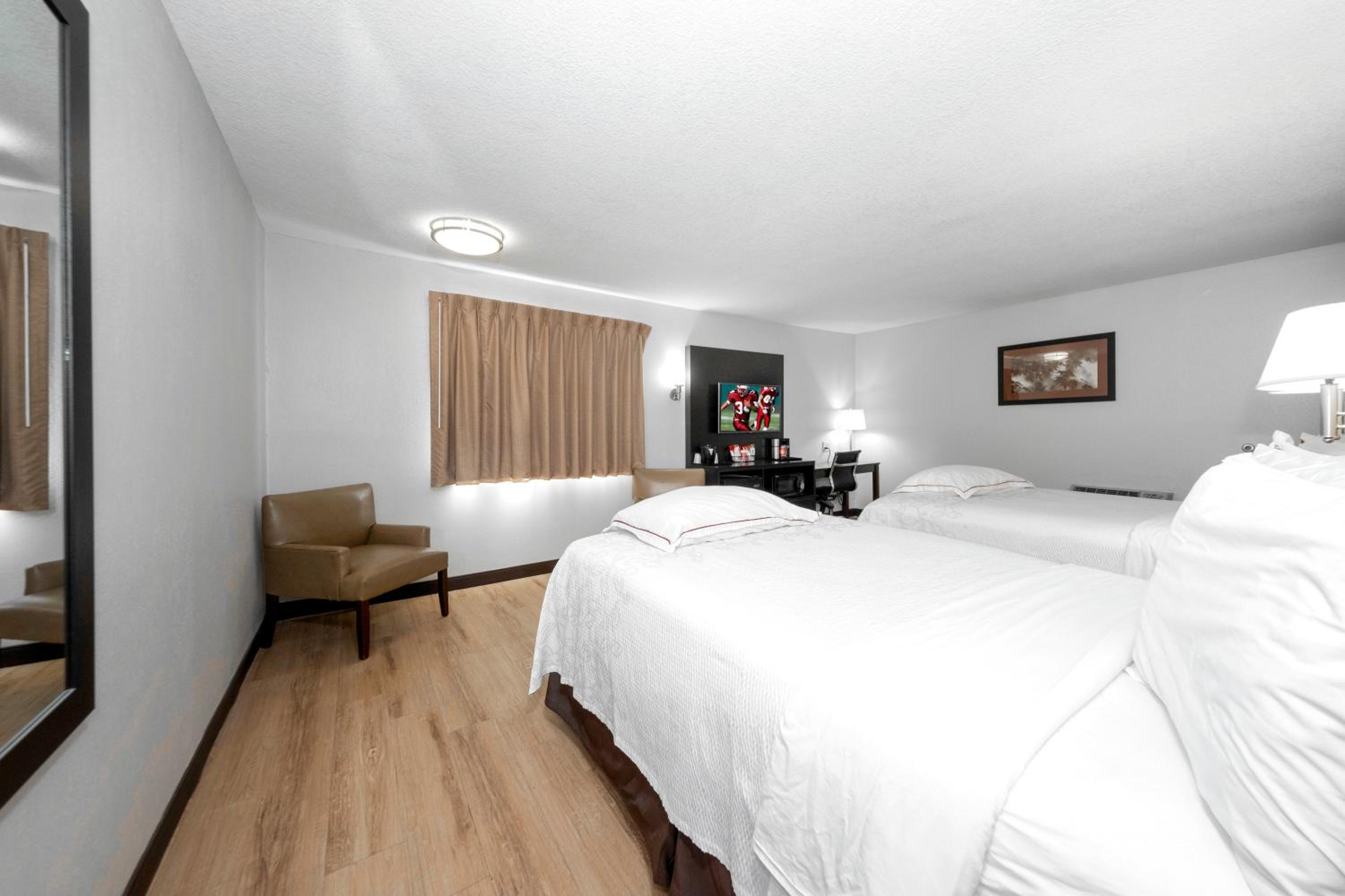Premium King Room First Floor Smoke Free (Upgraded Bedding & Snack Box) photo 1
