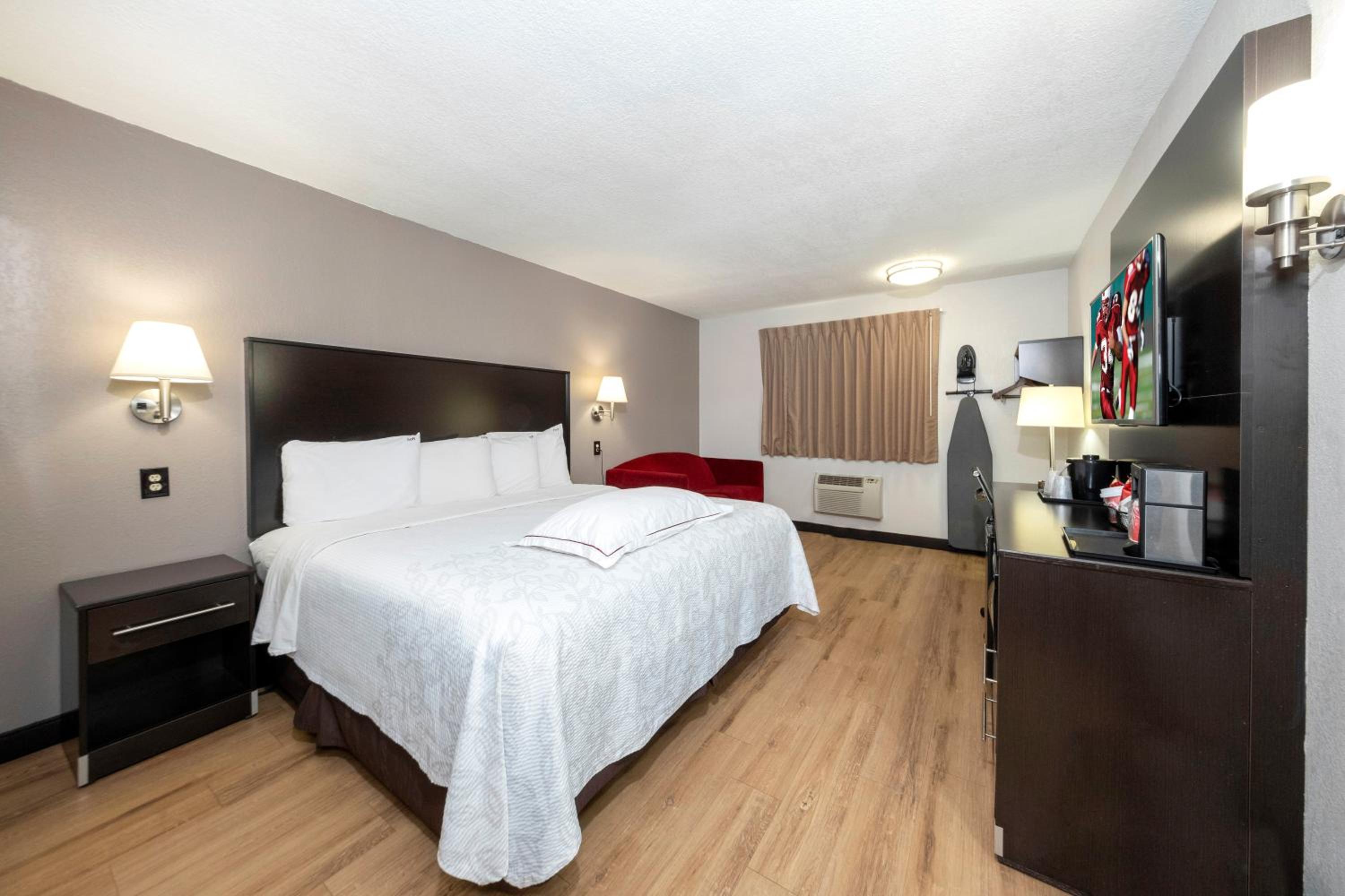 Premium King Room First Floor Smoke Free (Upgraded Bedding & Snack Box) photo 3