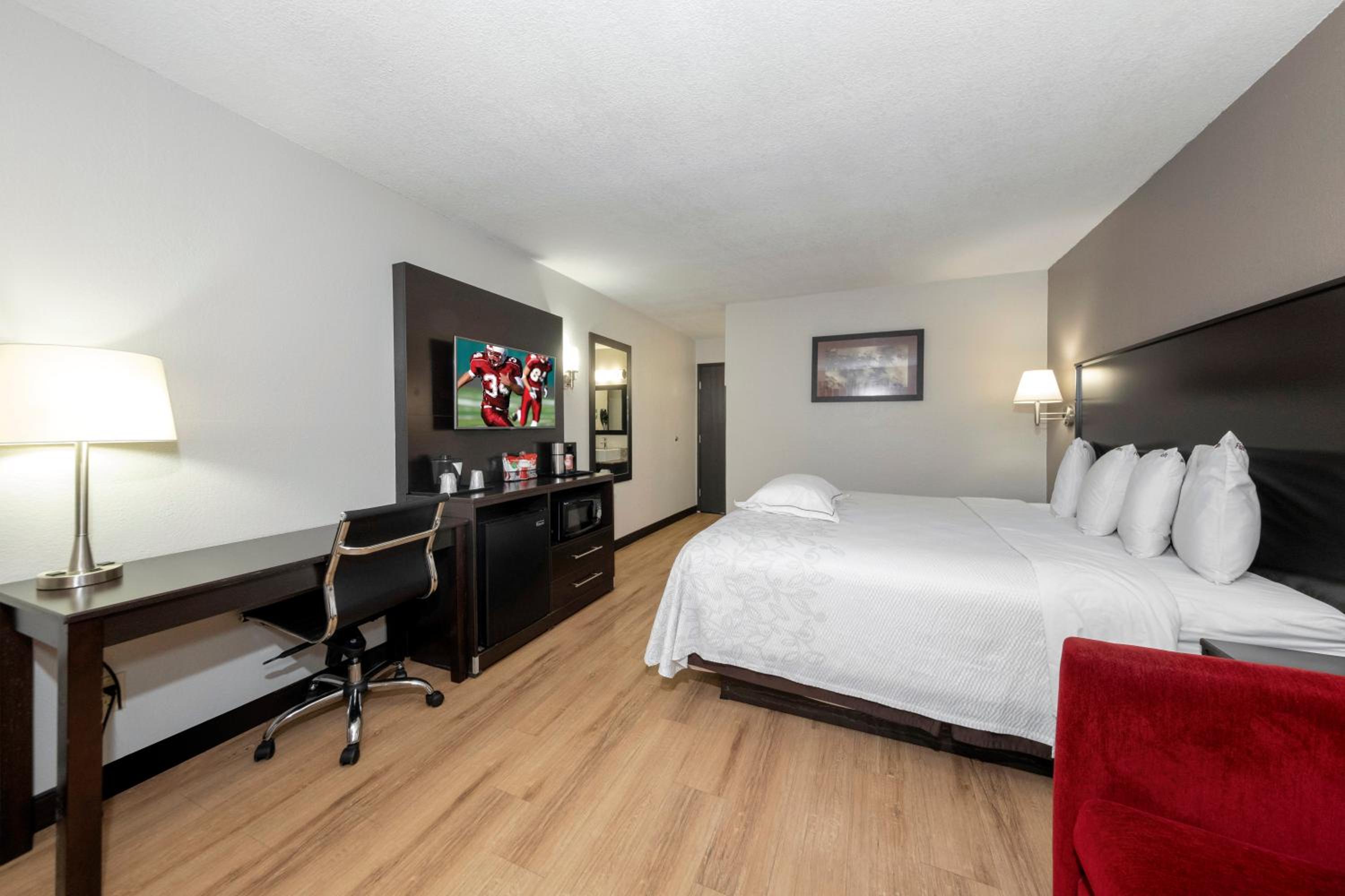 Premium King Room First Floor Smoke Free (Upgraded Bedding & Snack Box) photo 2