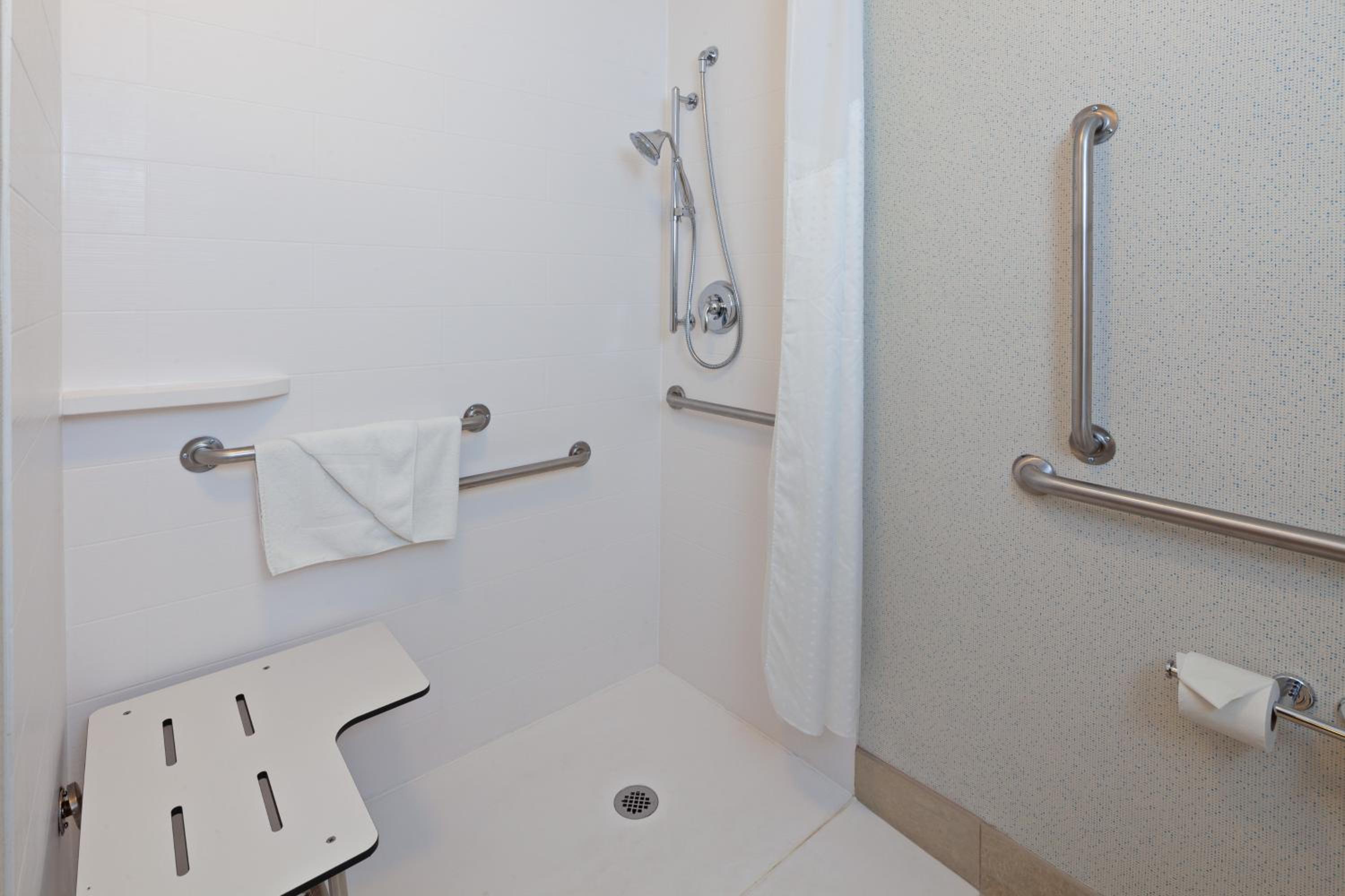 Studio Queen Room with Hearing Accessible Tub - Non-Smoking - Photo 3