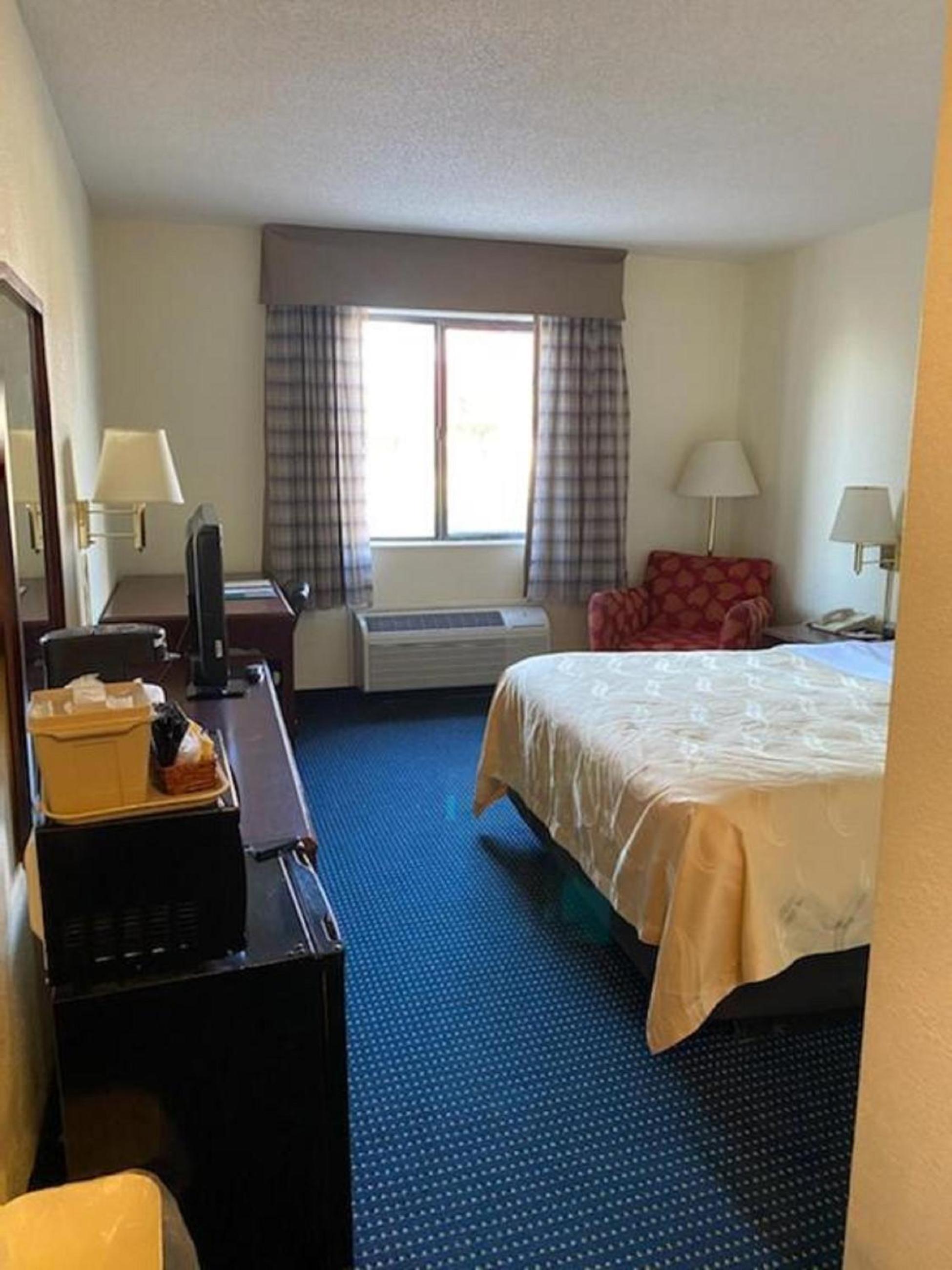 Queen Room - Accessible/Non-Smoking photo 2