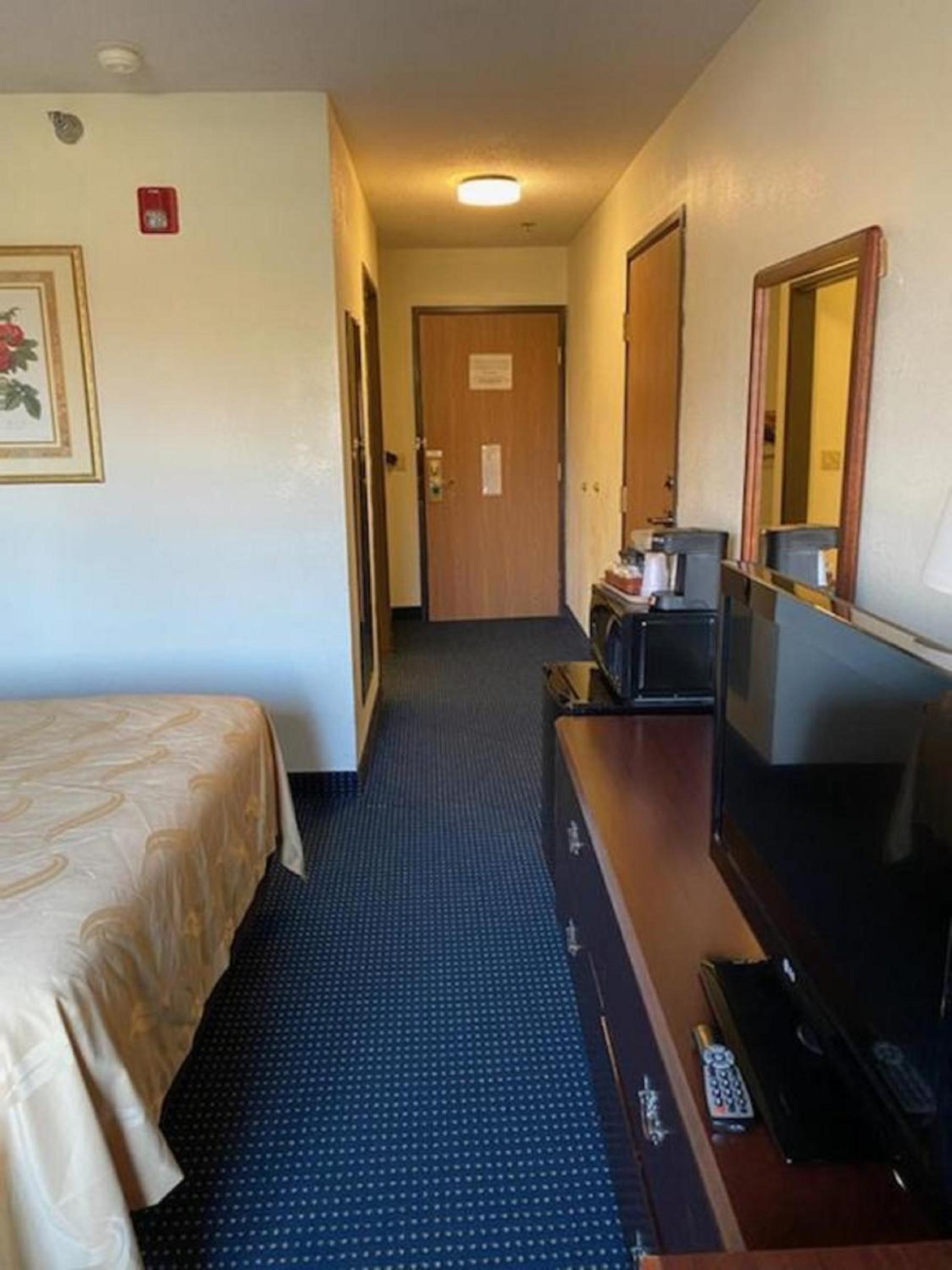 Queen Room - Accessible/Non-Smoking photo 3