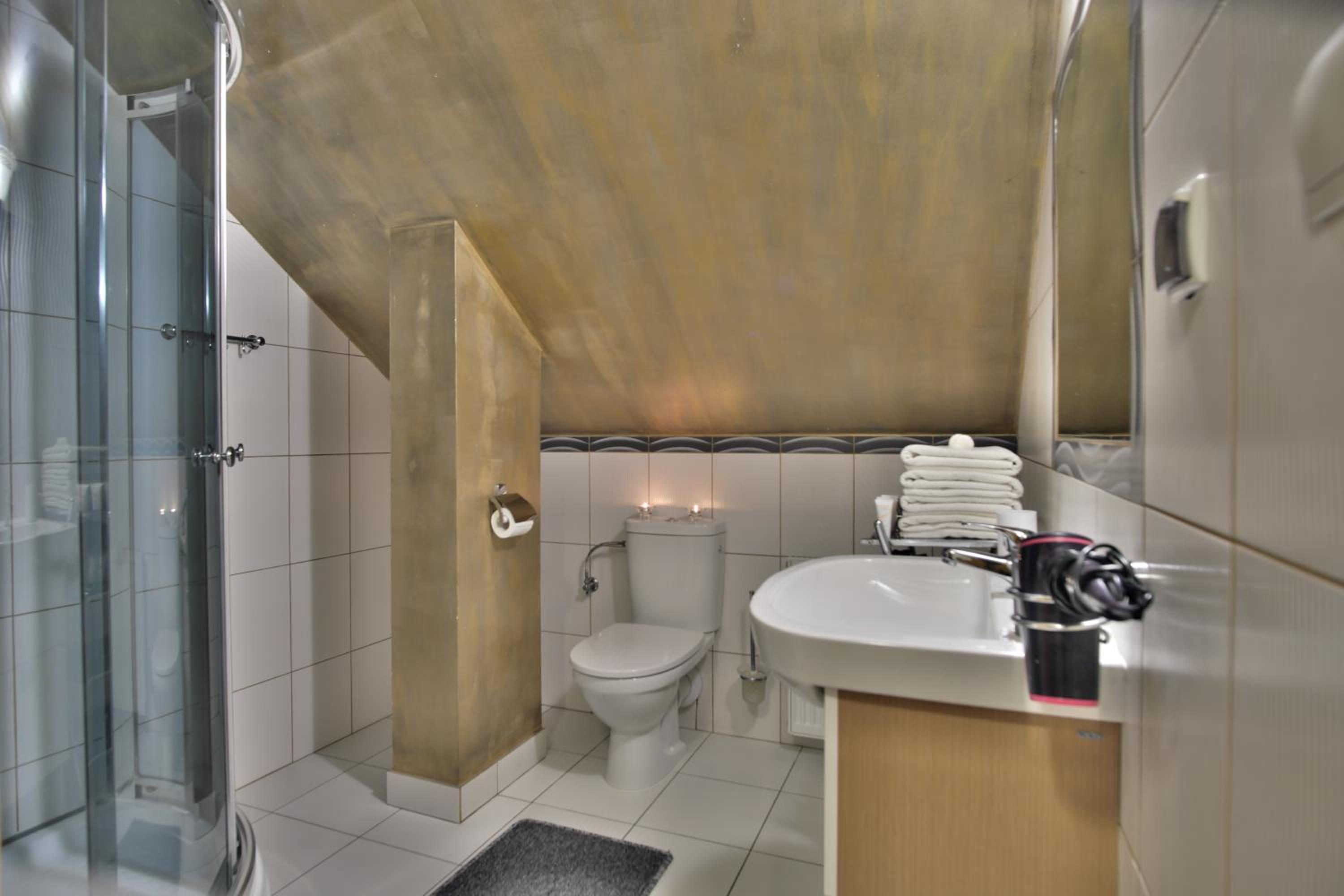 Two-Bedroom Apartment with Balcony - Photo 8