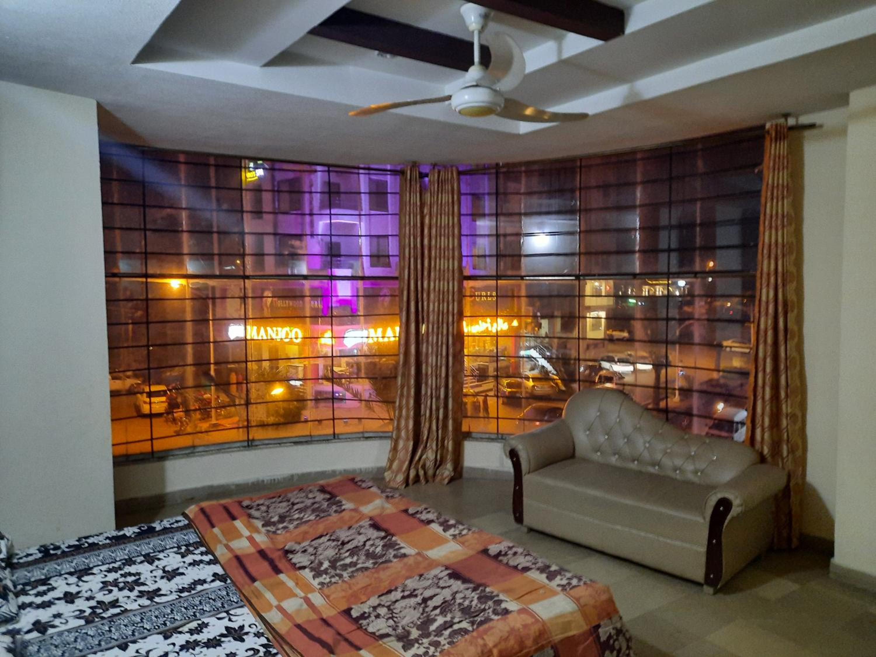 One-Bedroom Apartment photo 1