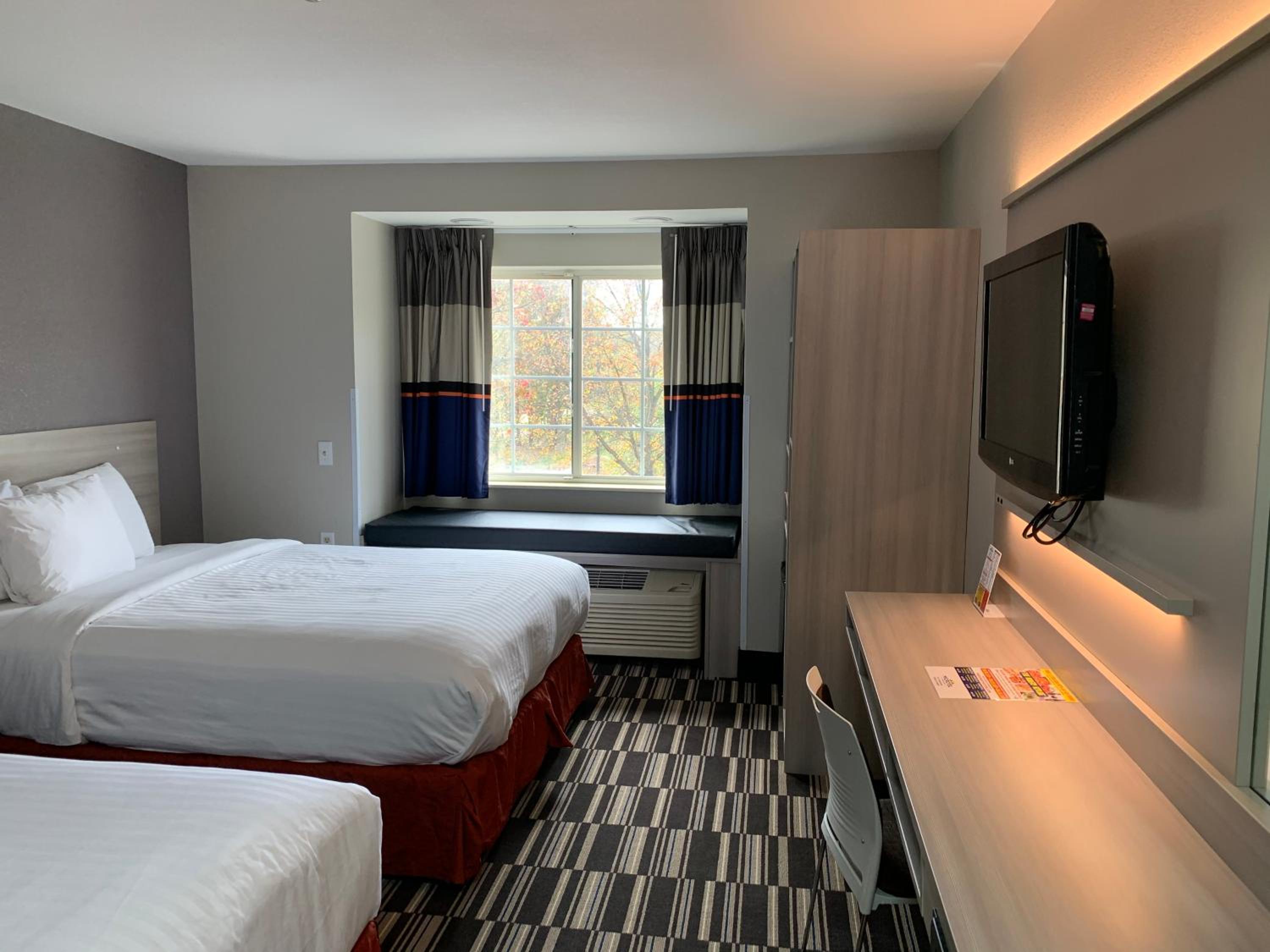 Queen Room with Two Queen Beds - Disability Access/Non-Smoking - Photo 5