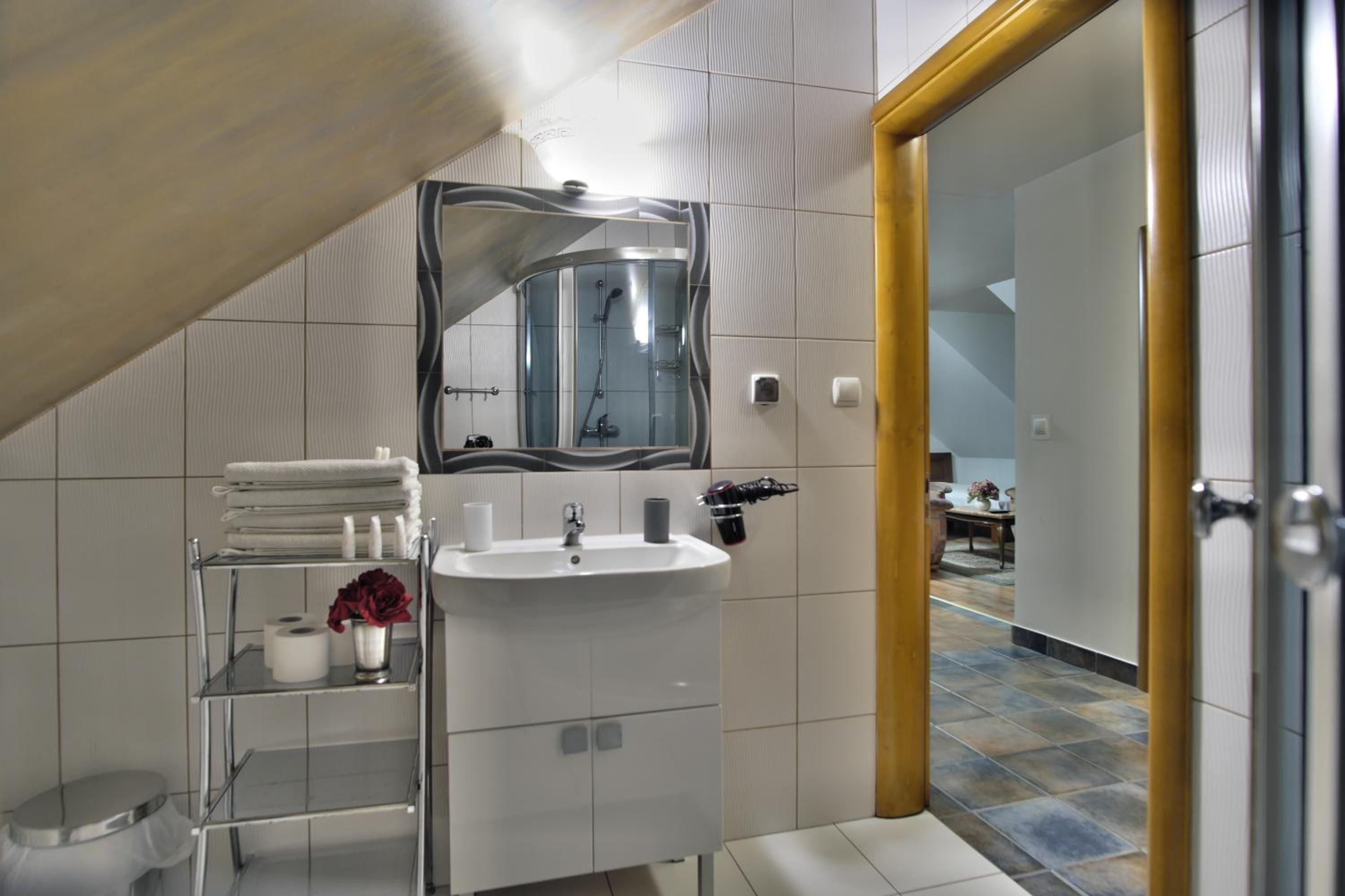 Two-Bedroom Apartment with Balcony - Photo 5