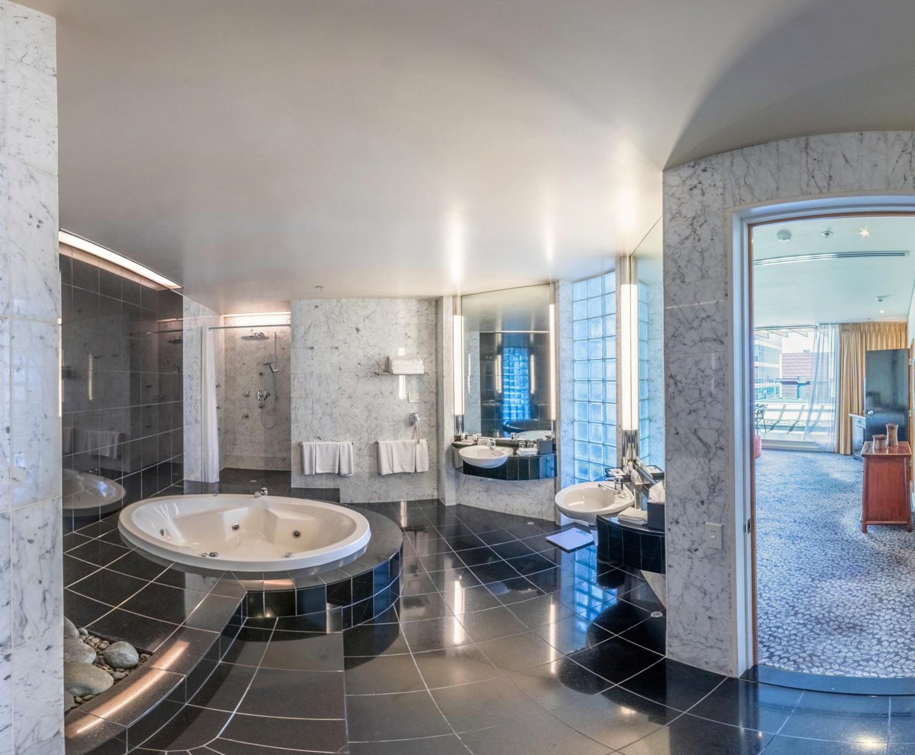 Premium King Room with Balcony and Ocean View - Lounge Access - Photo 4