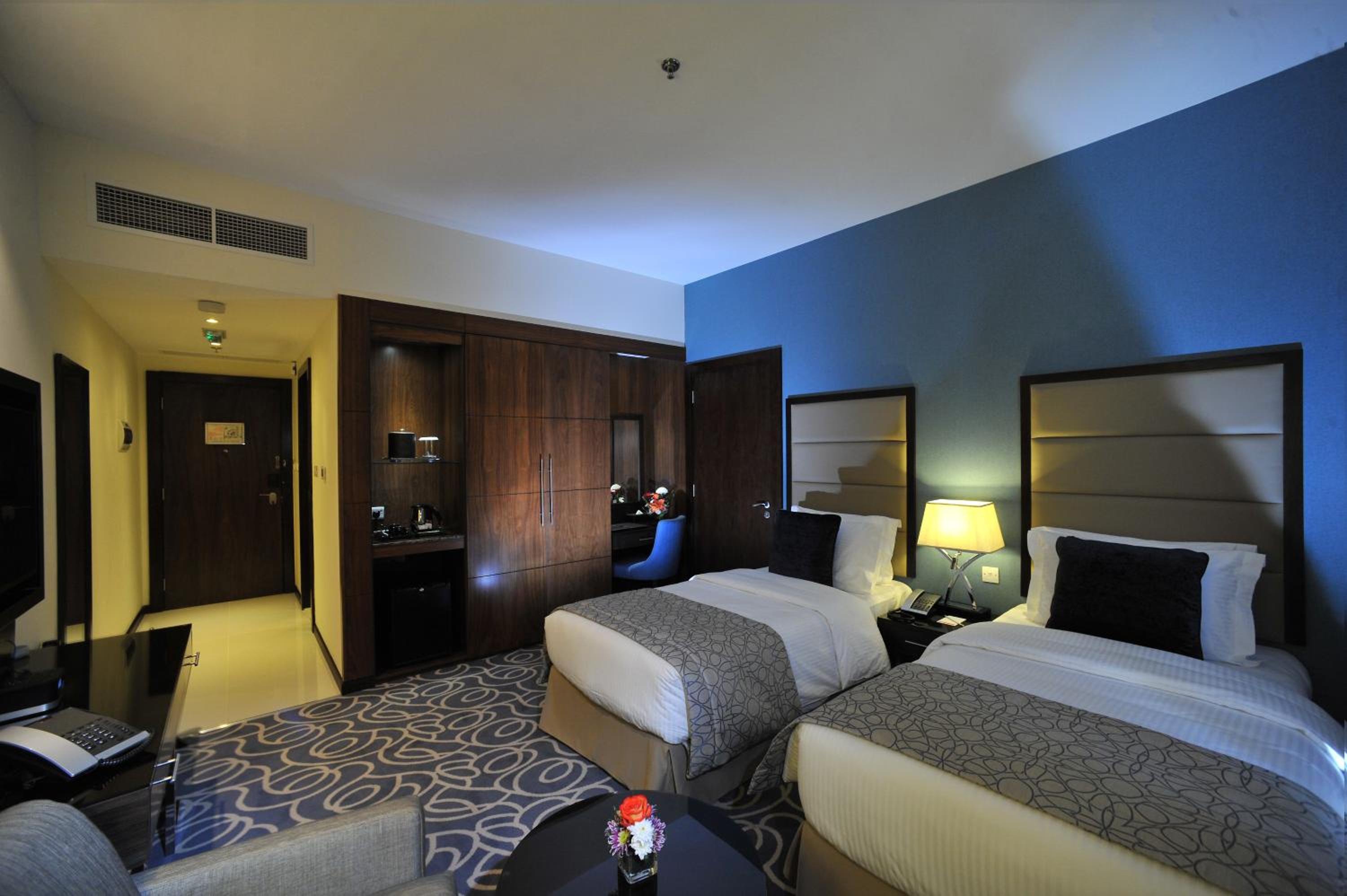 Deluxe Twin Room with Partial Sea View photo 3
