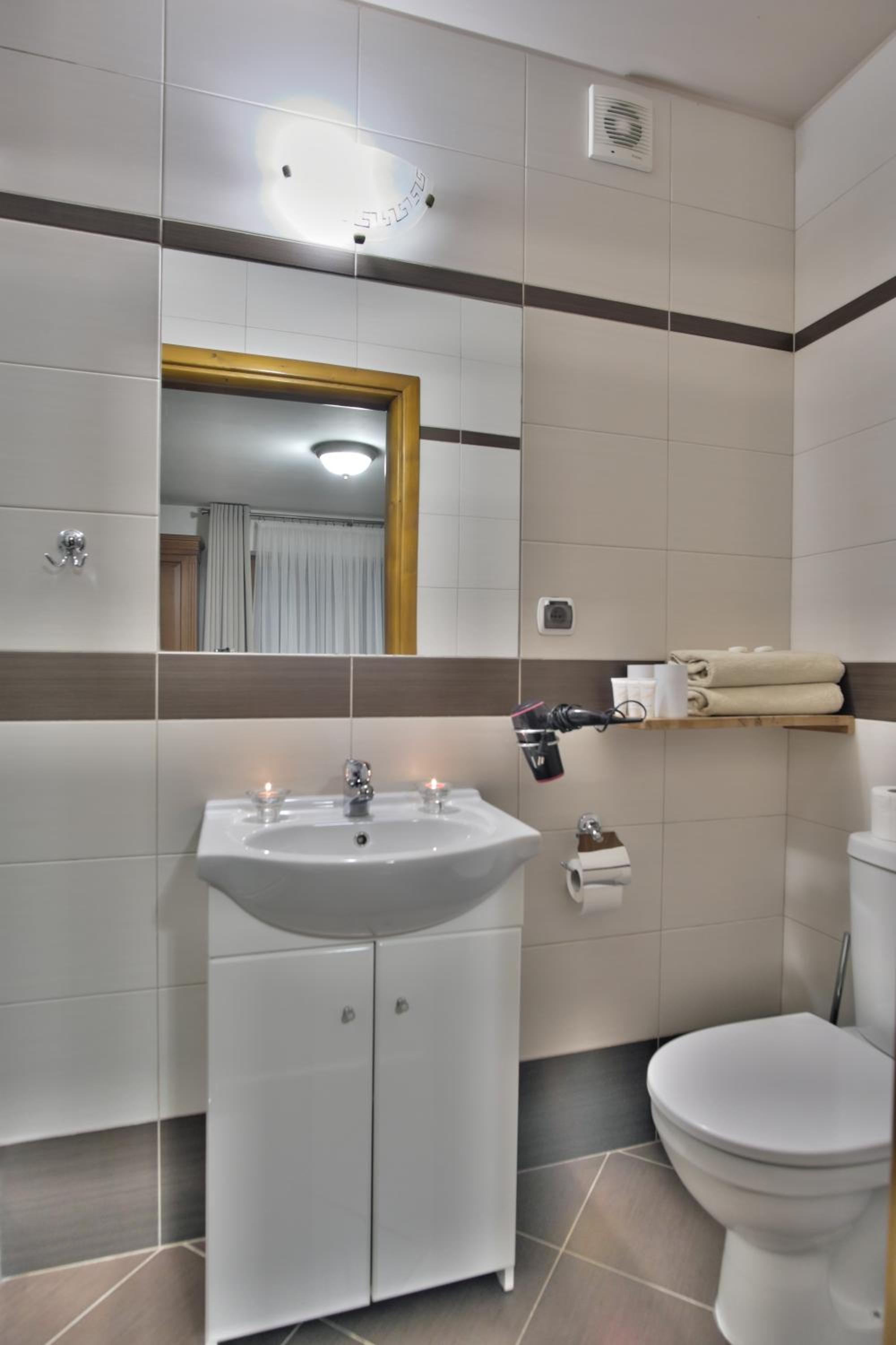 King Room with Balcony - Photo 5