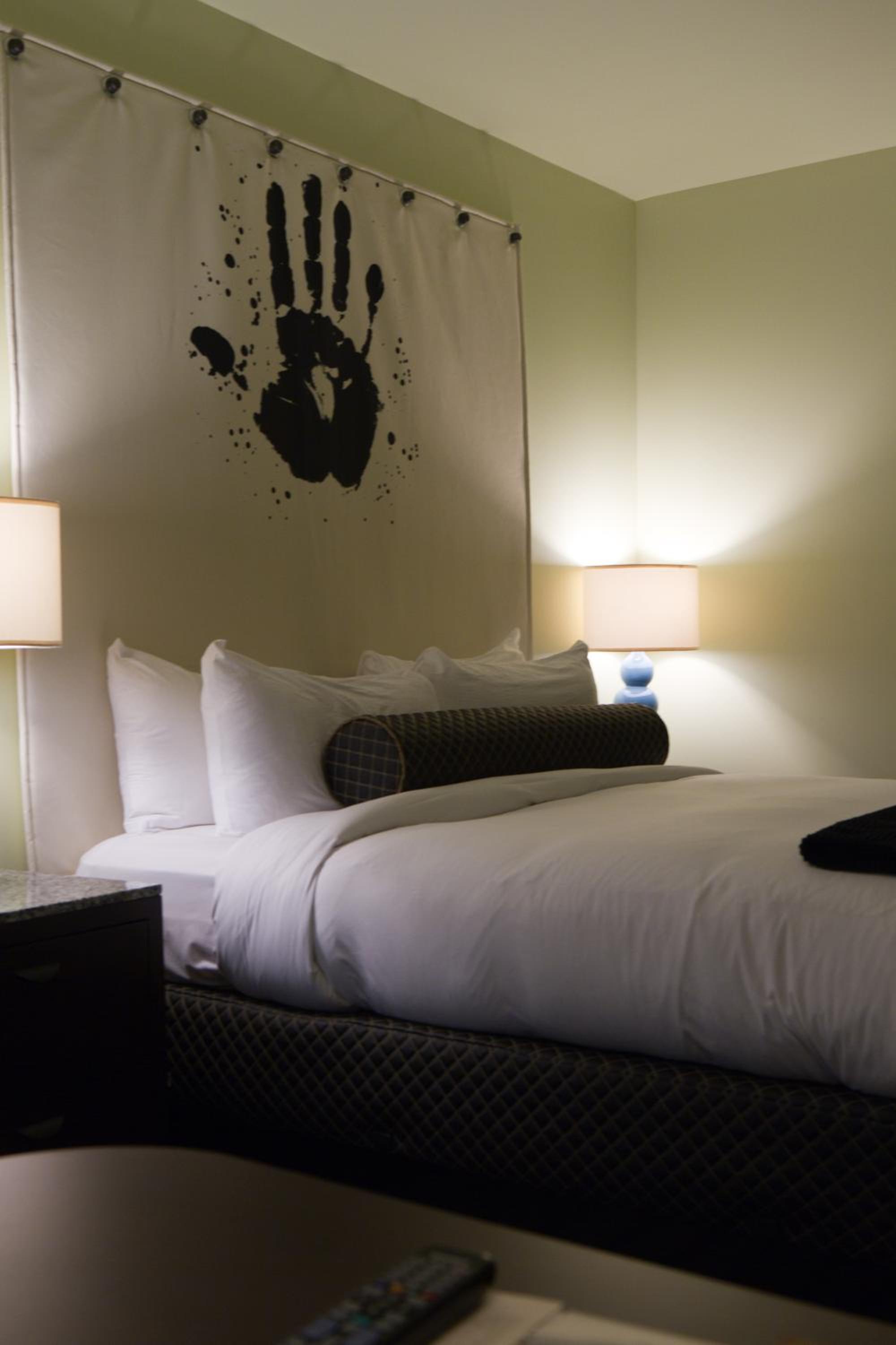 Queen Room with City View - Photo 2
