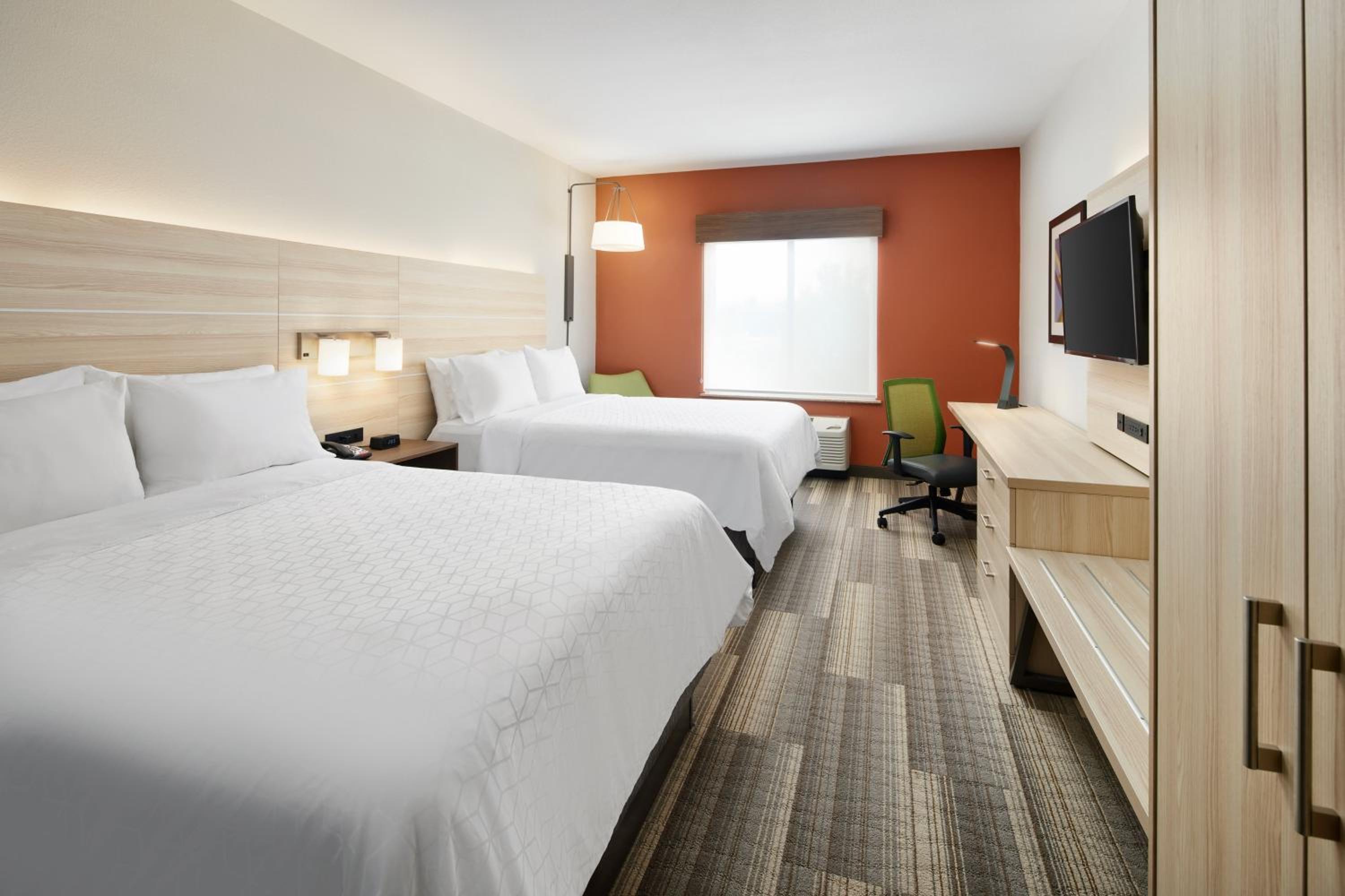 Standard Queen Room with Two Queen Beds - Photo 3