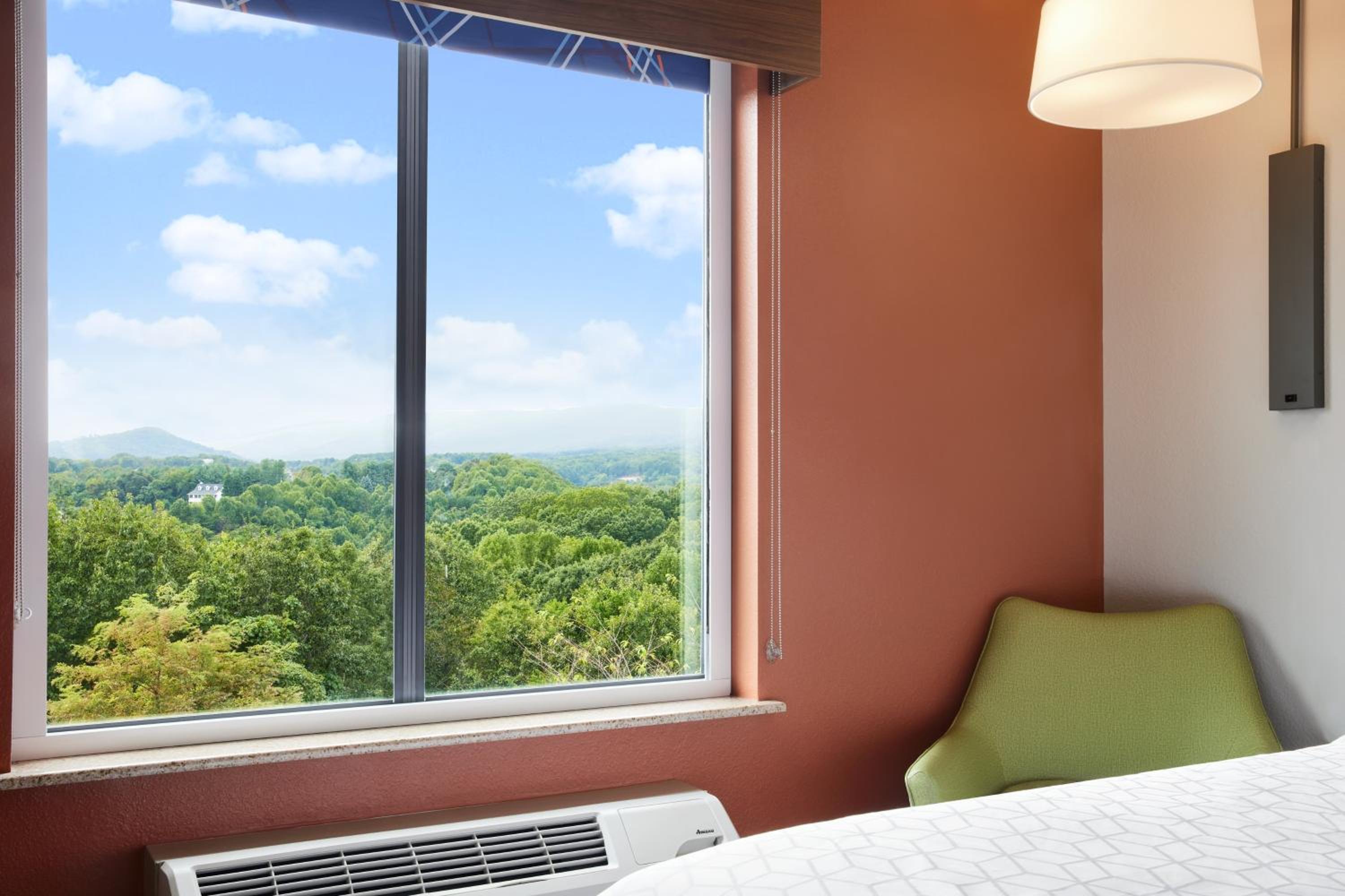 Standard Queen Room with Two Queen Beds - Photo 4