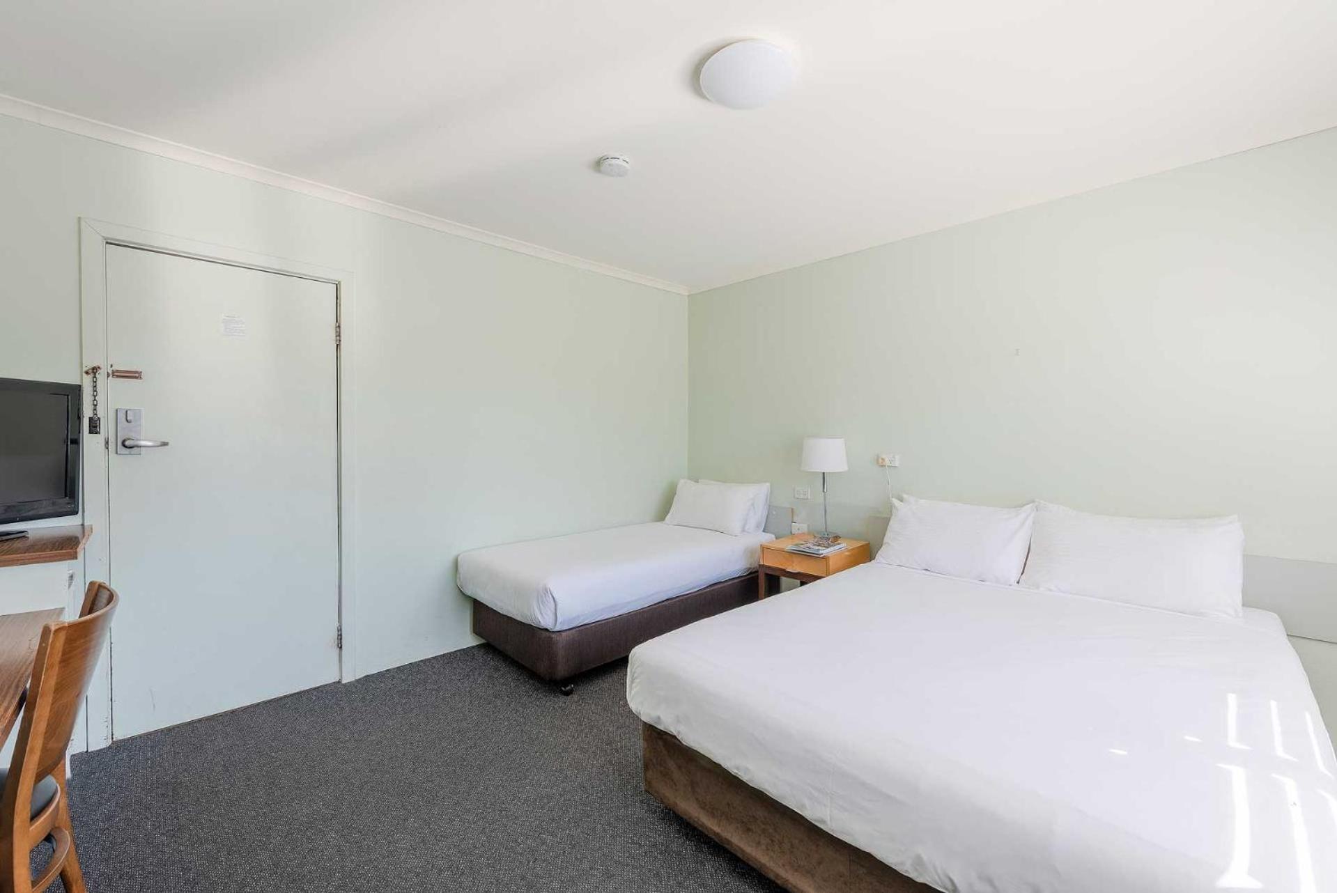 Budget Queen with Single Room photo 2