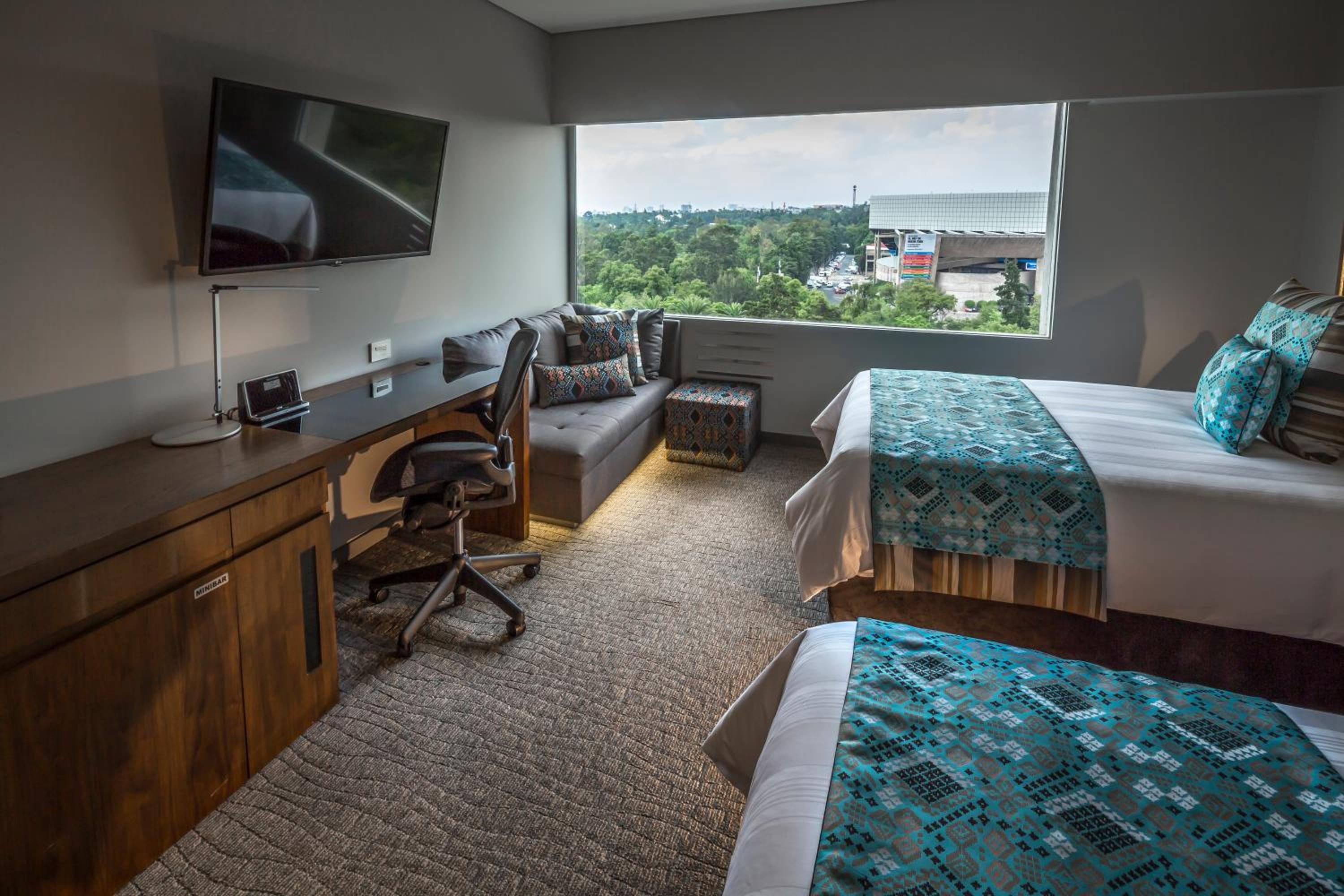 Club Floor Room with Two Beds - Photo 2