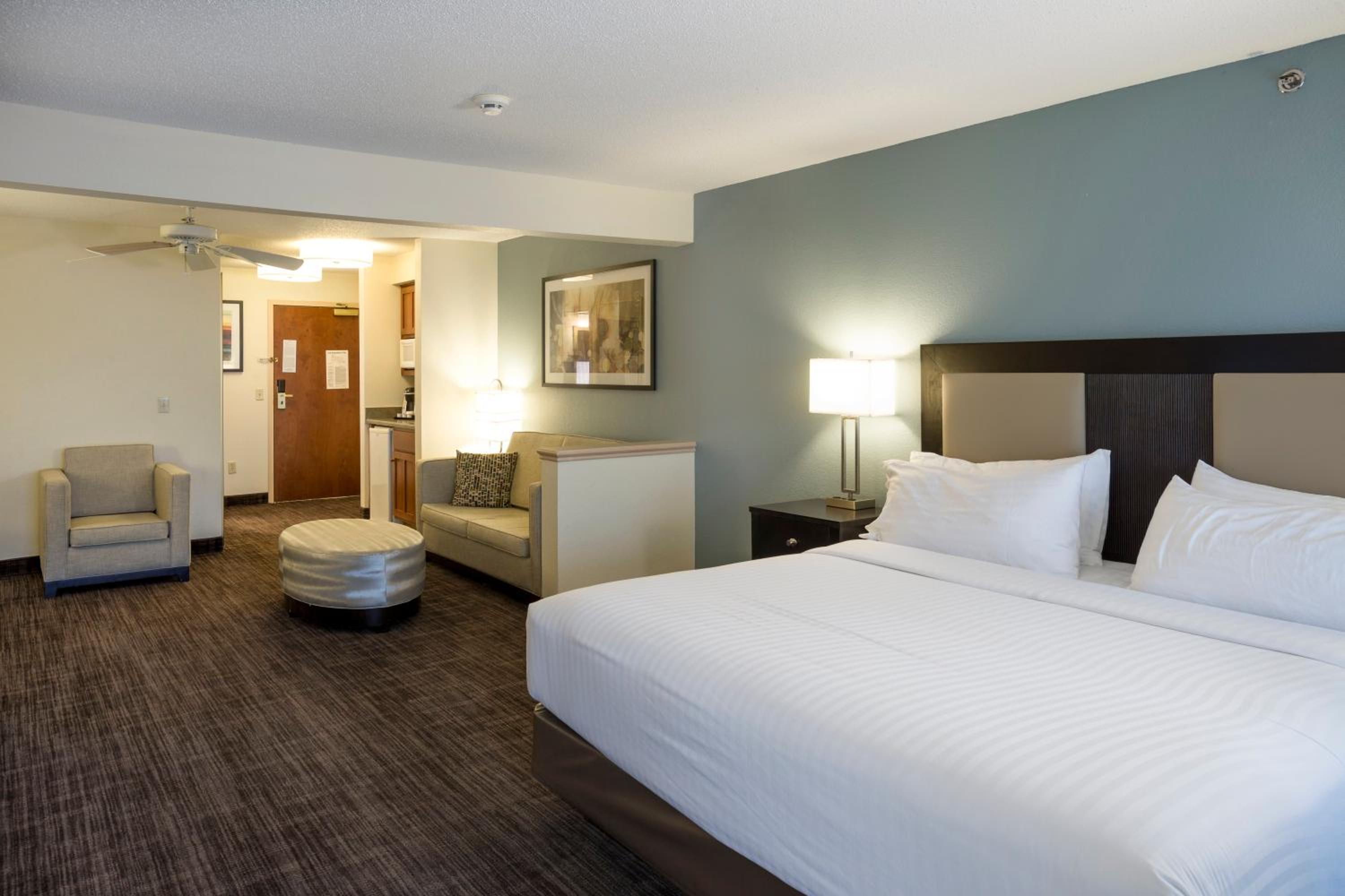 Standard King Room with Courtyard View - Photo 4