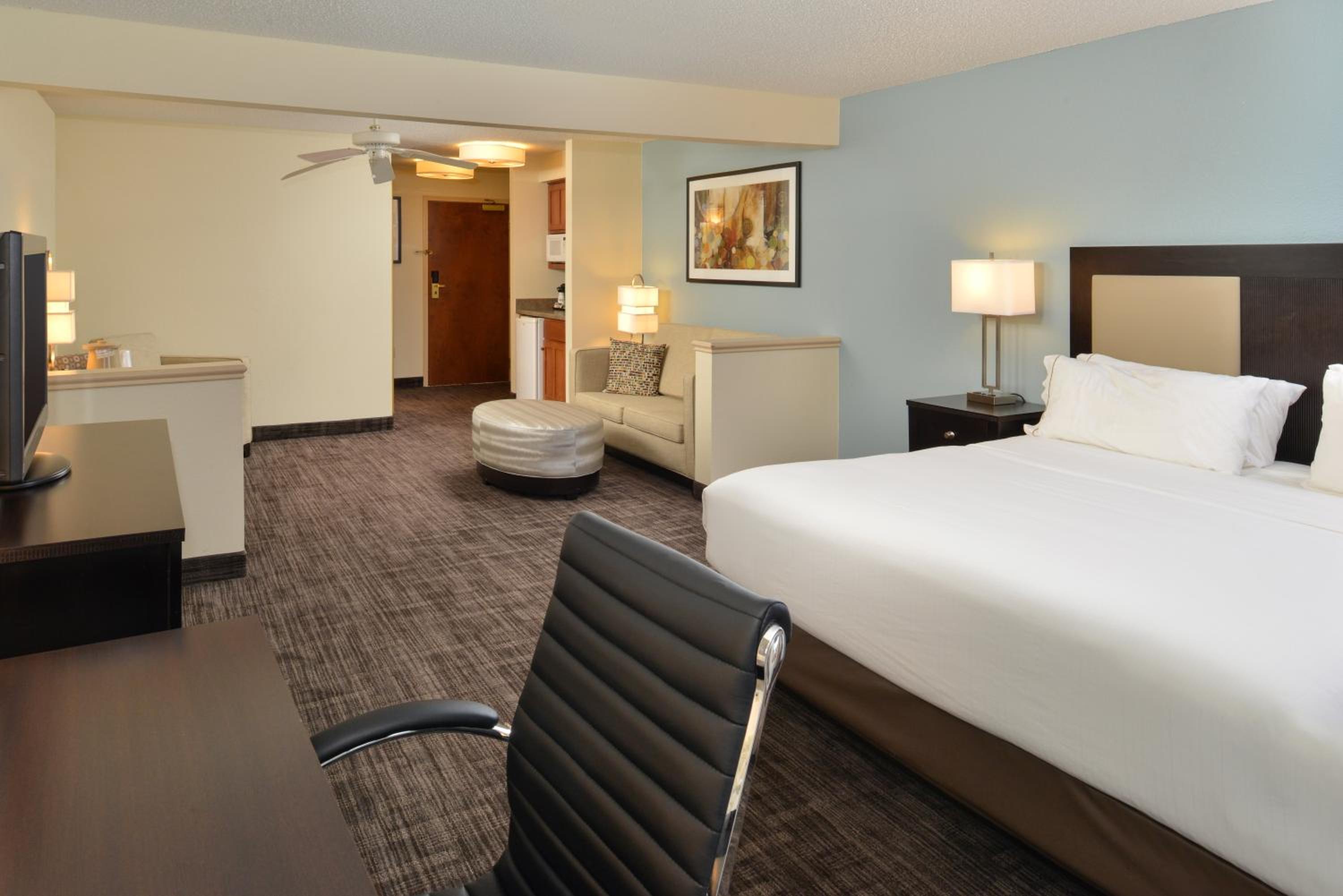 Standard King Room with Courtyard View - Photo 1