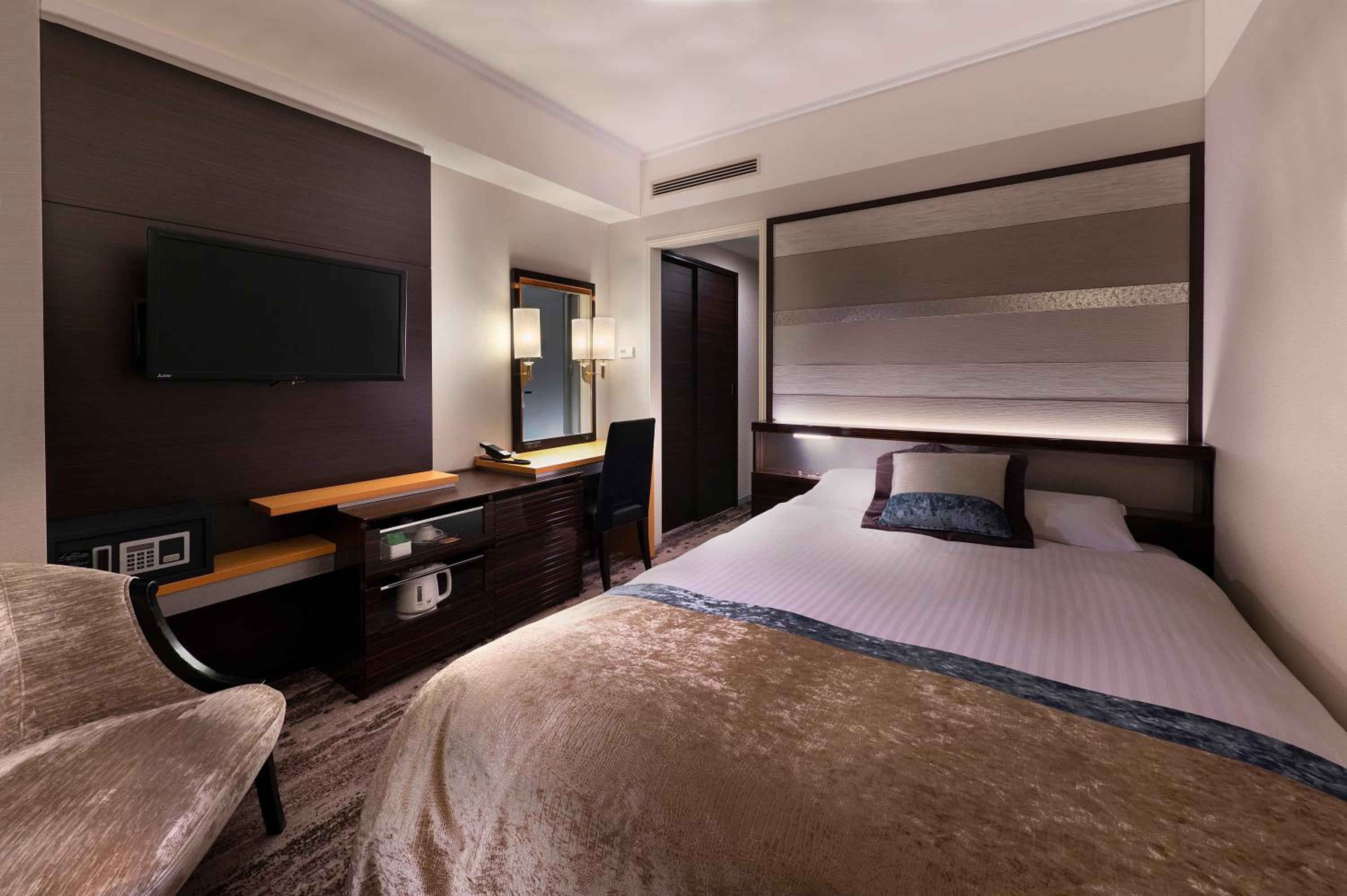 Granvia Floor - Double Room with Small Double Bed with Lounge Access - Non-Smoking - Photo 1