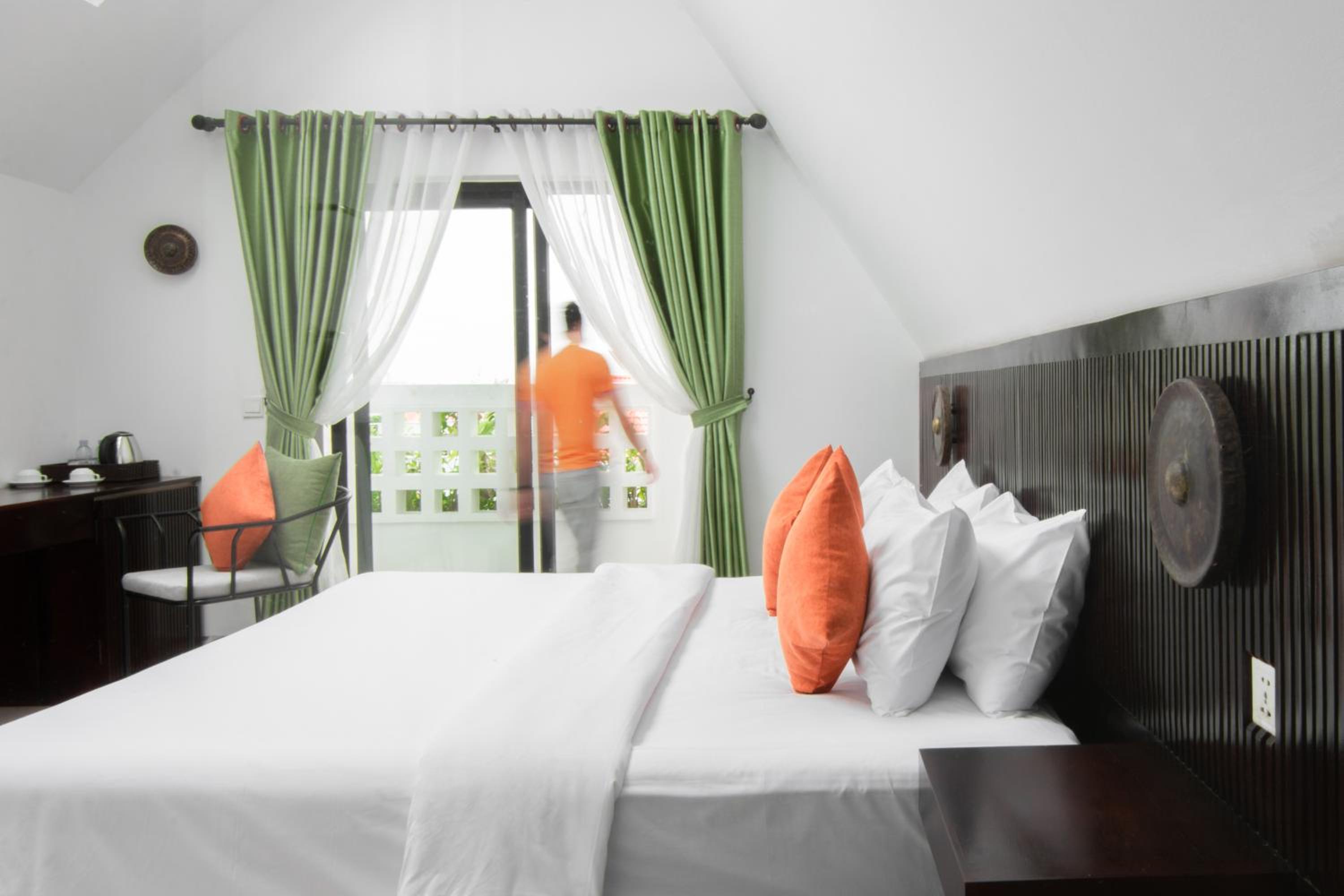 Deluxe King Room - Photo 7