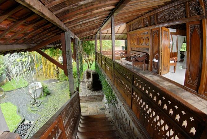 Villa with Garden View