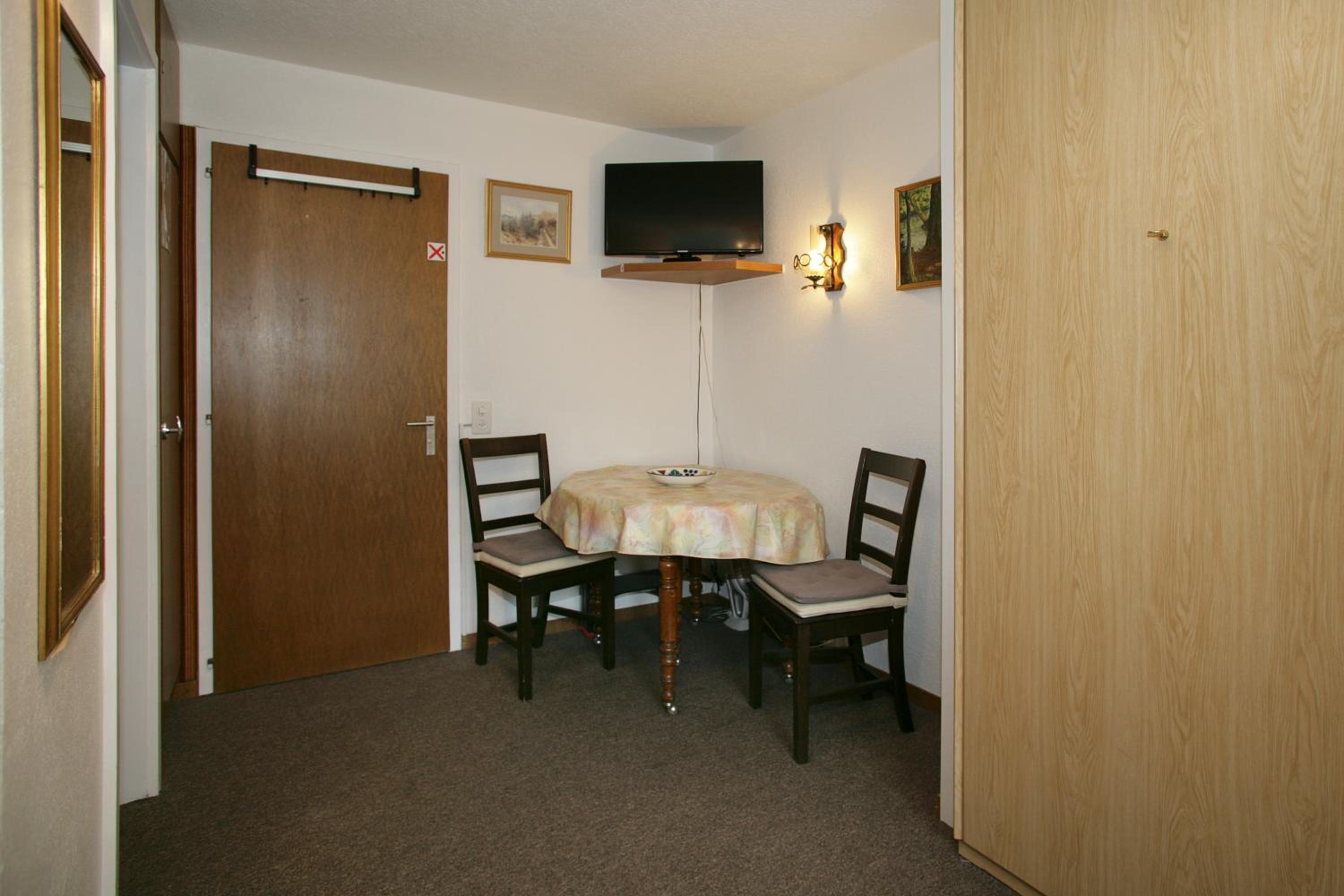 Twin Room with Kitchenette - Photo 4