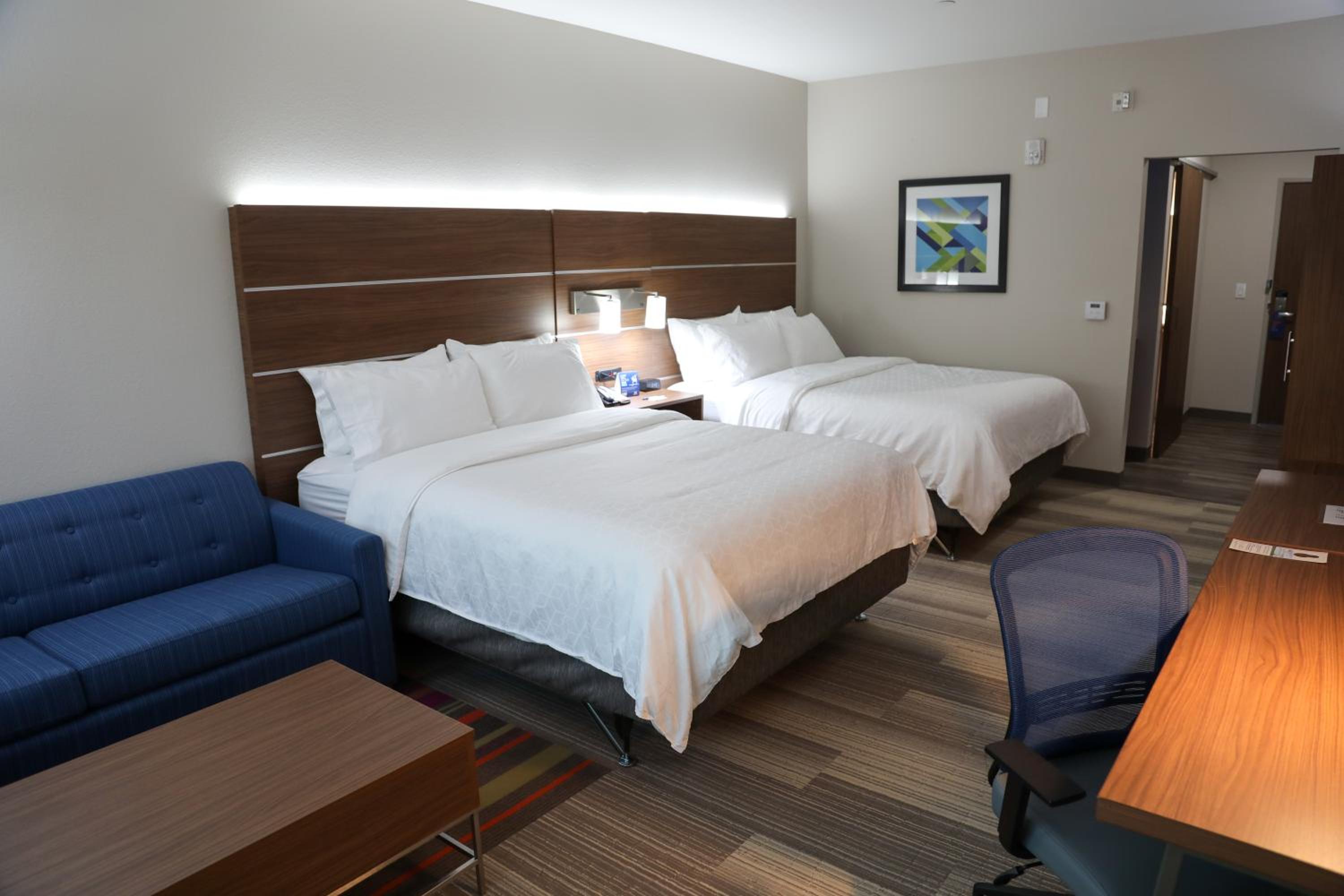 Standard Queen Room with Two Queen Beds photo 1