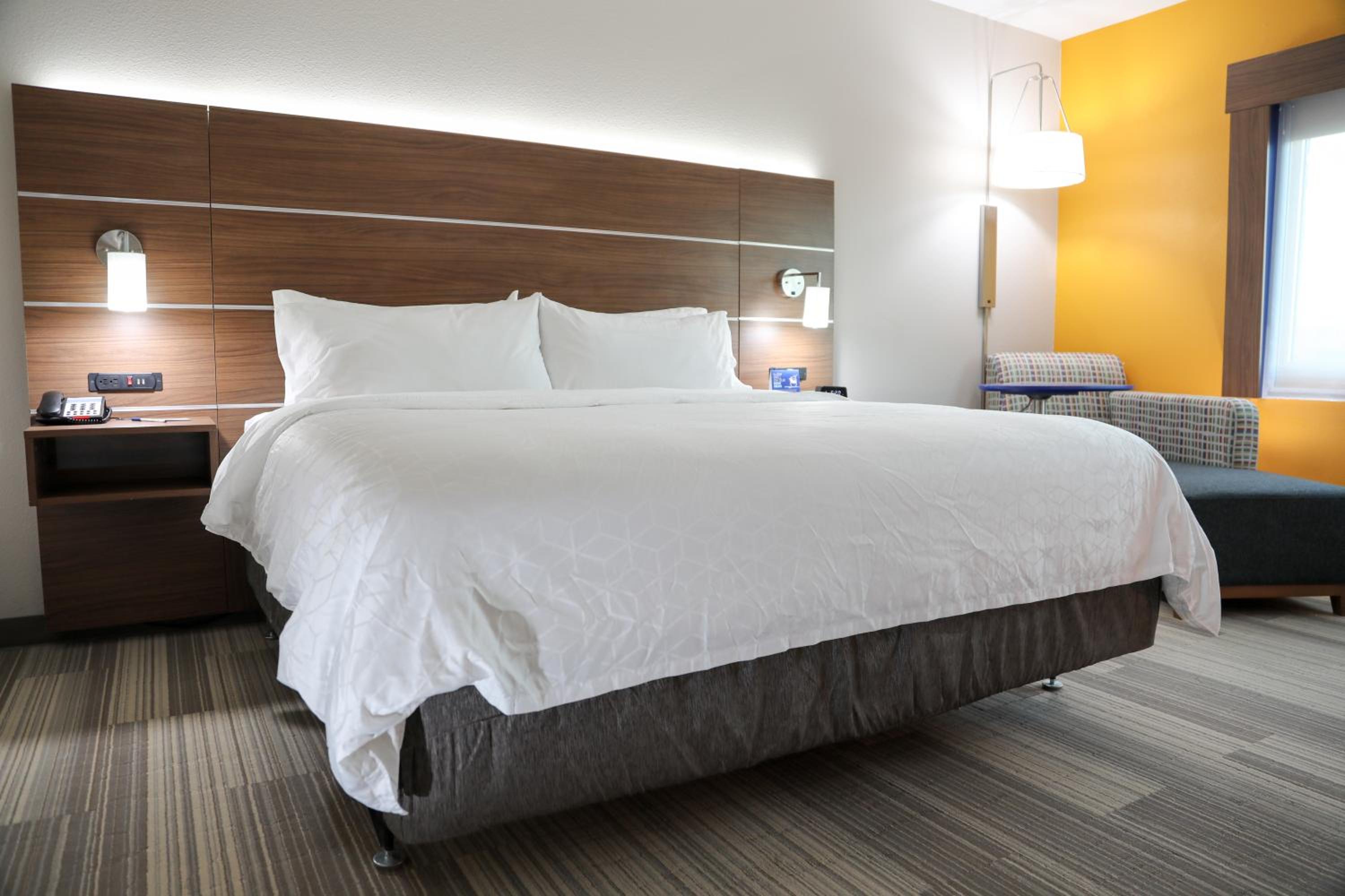 Standard King Room photo 3