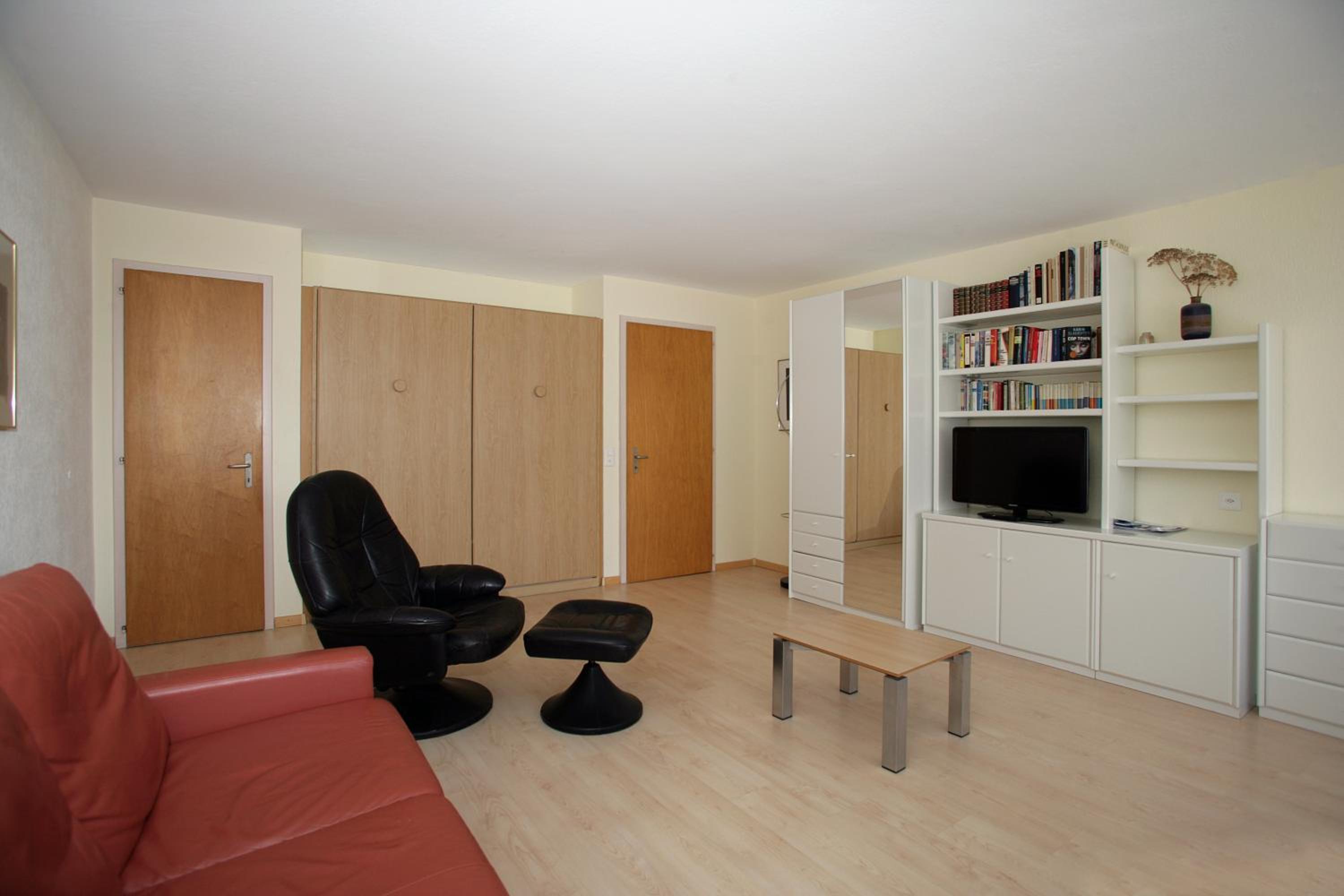 Studio - Photo 2