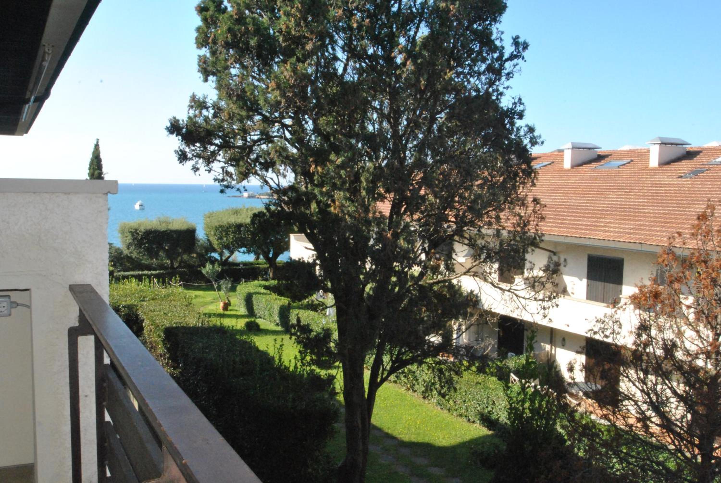 Studio With Balcony - Split Level photo 3