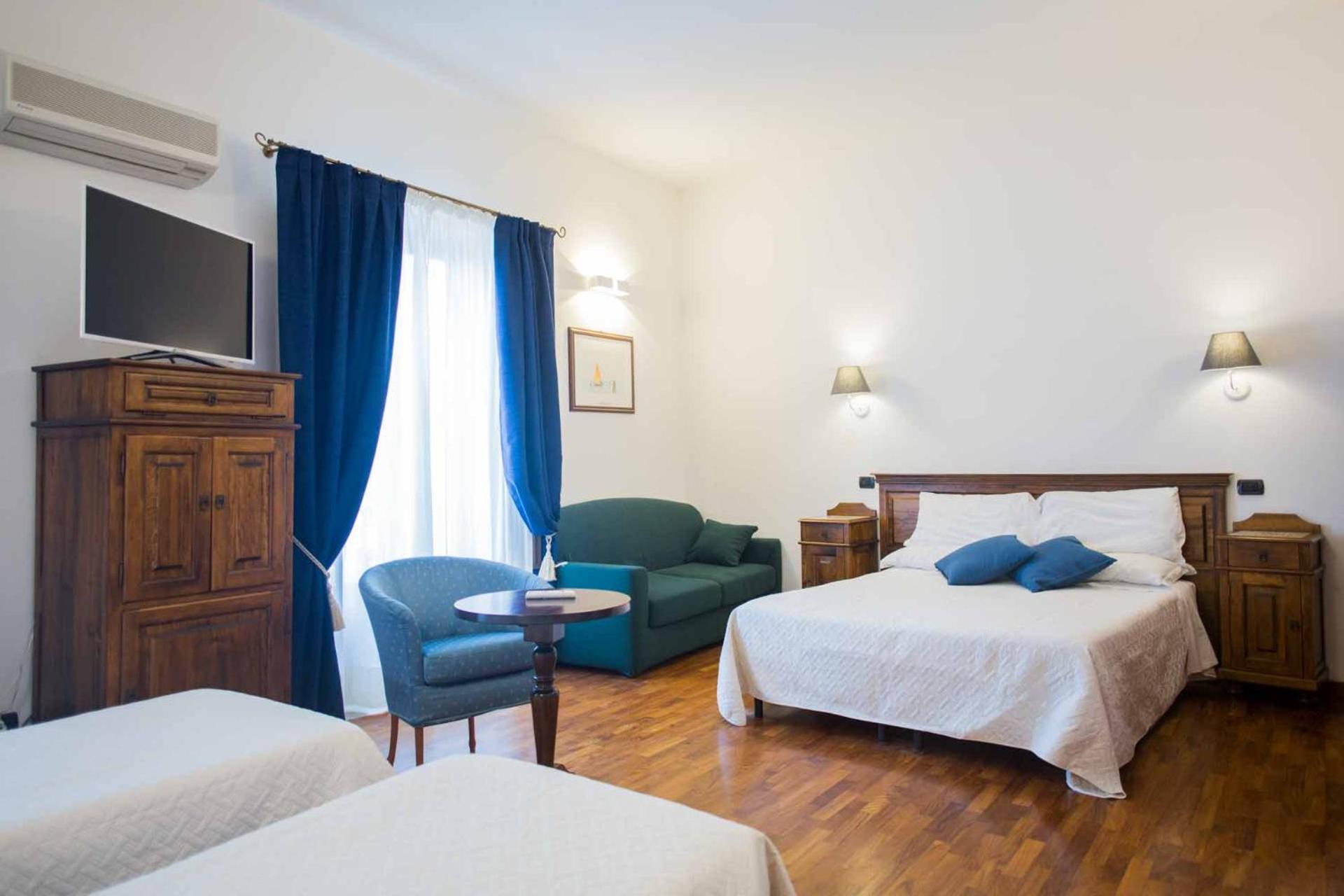 Deluxe Double or Twin Room with Square View photo 1