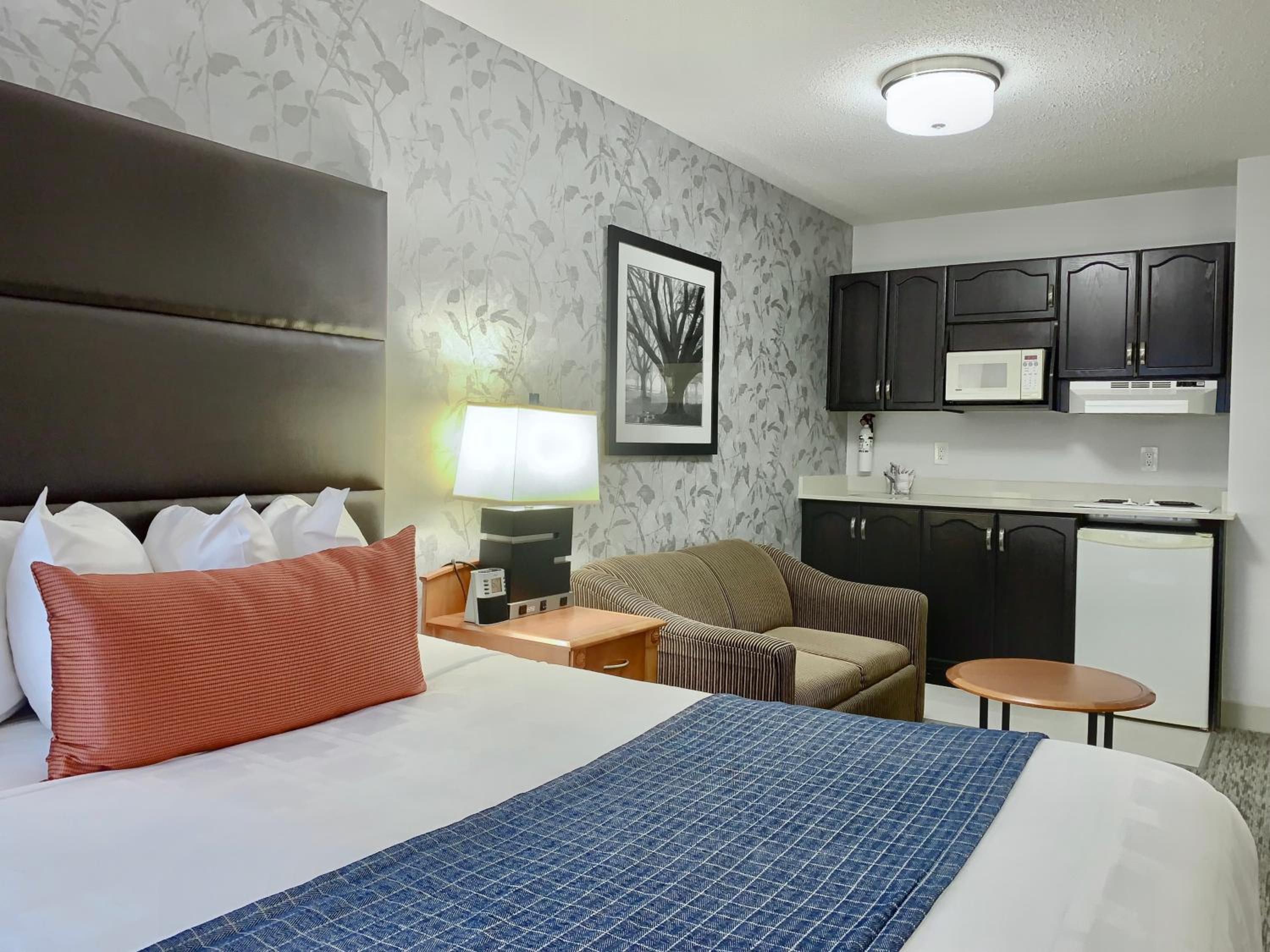 Queen Room with Sofa Bed - Non-Smoking - Photo 6