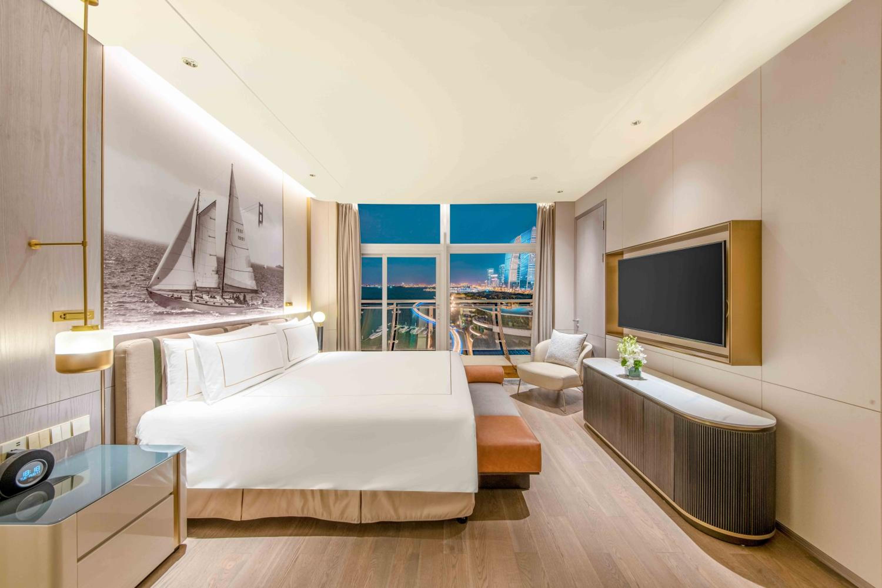 1 King Navigator Suite High Floor Lounge Access Lake View