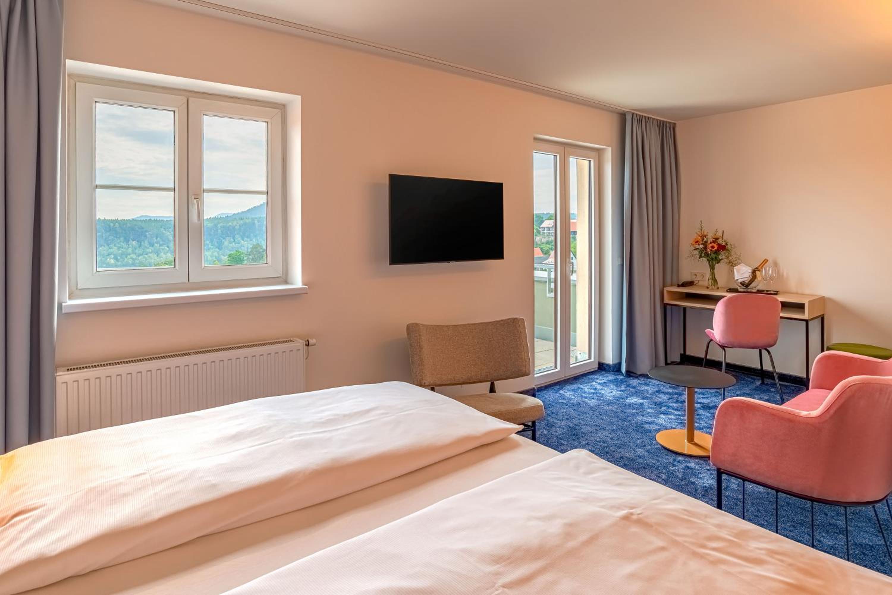 Deluxe Double Room with Balcony - Photo 6