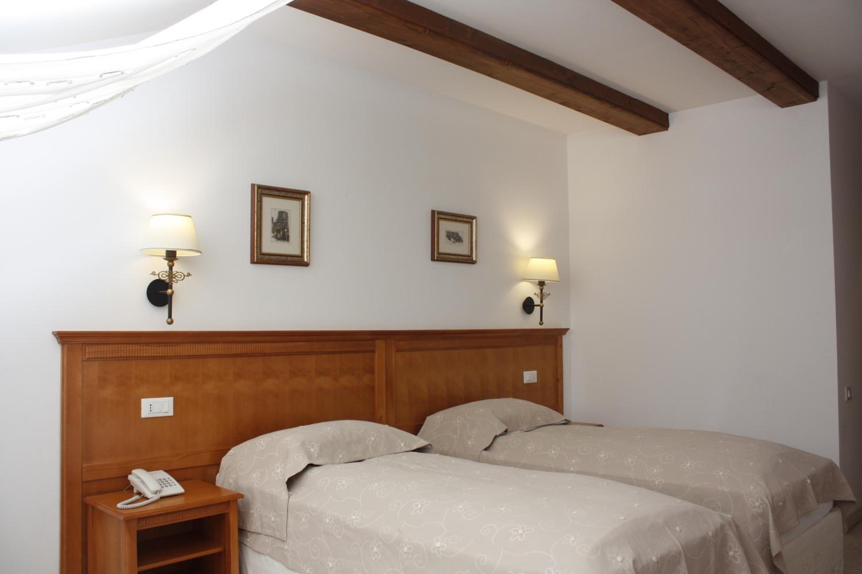 Standard Double Room - Photo 18