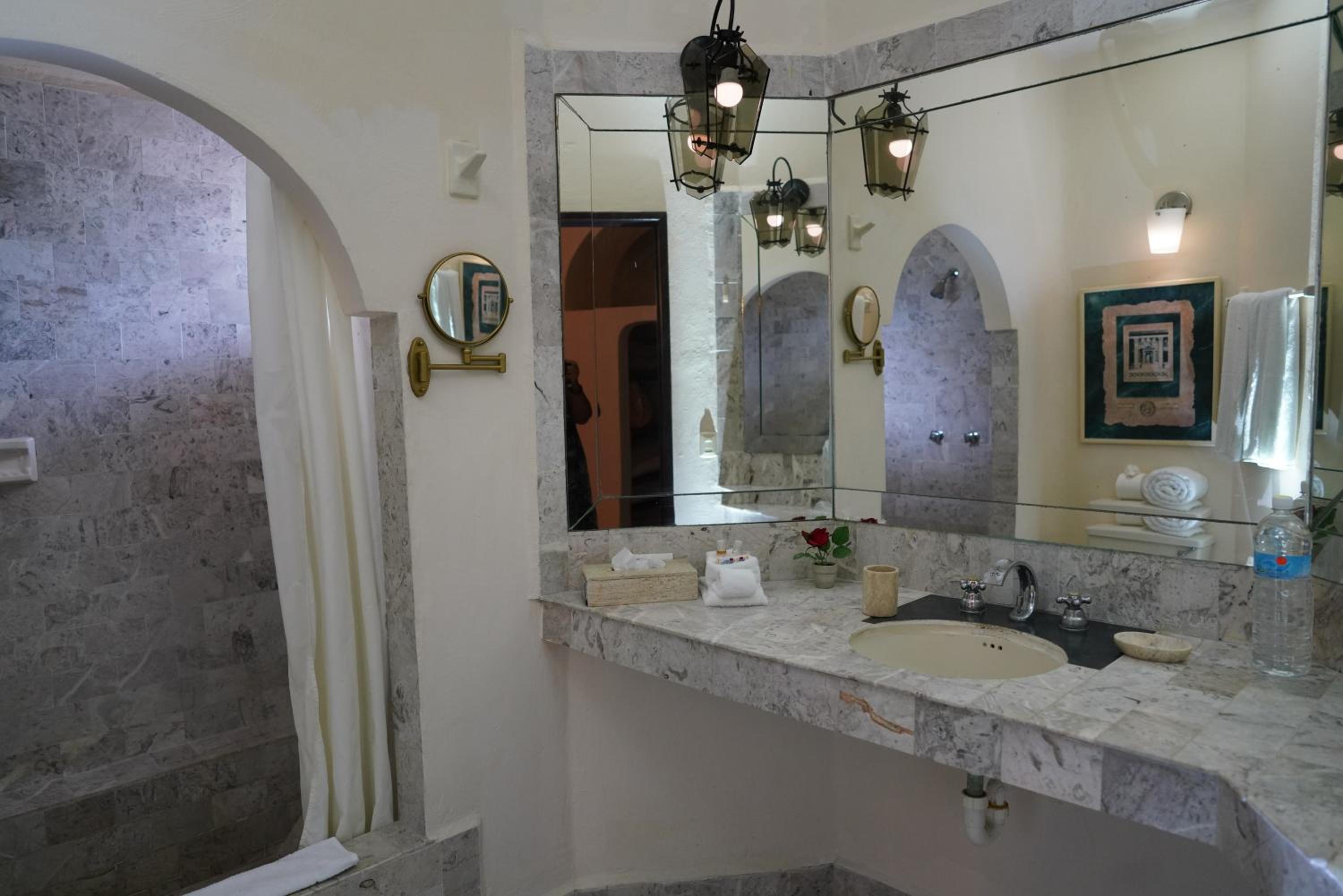Deluxe Double Room with Bath - Photo 11