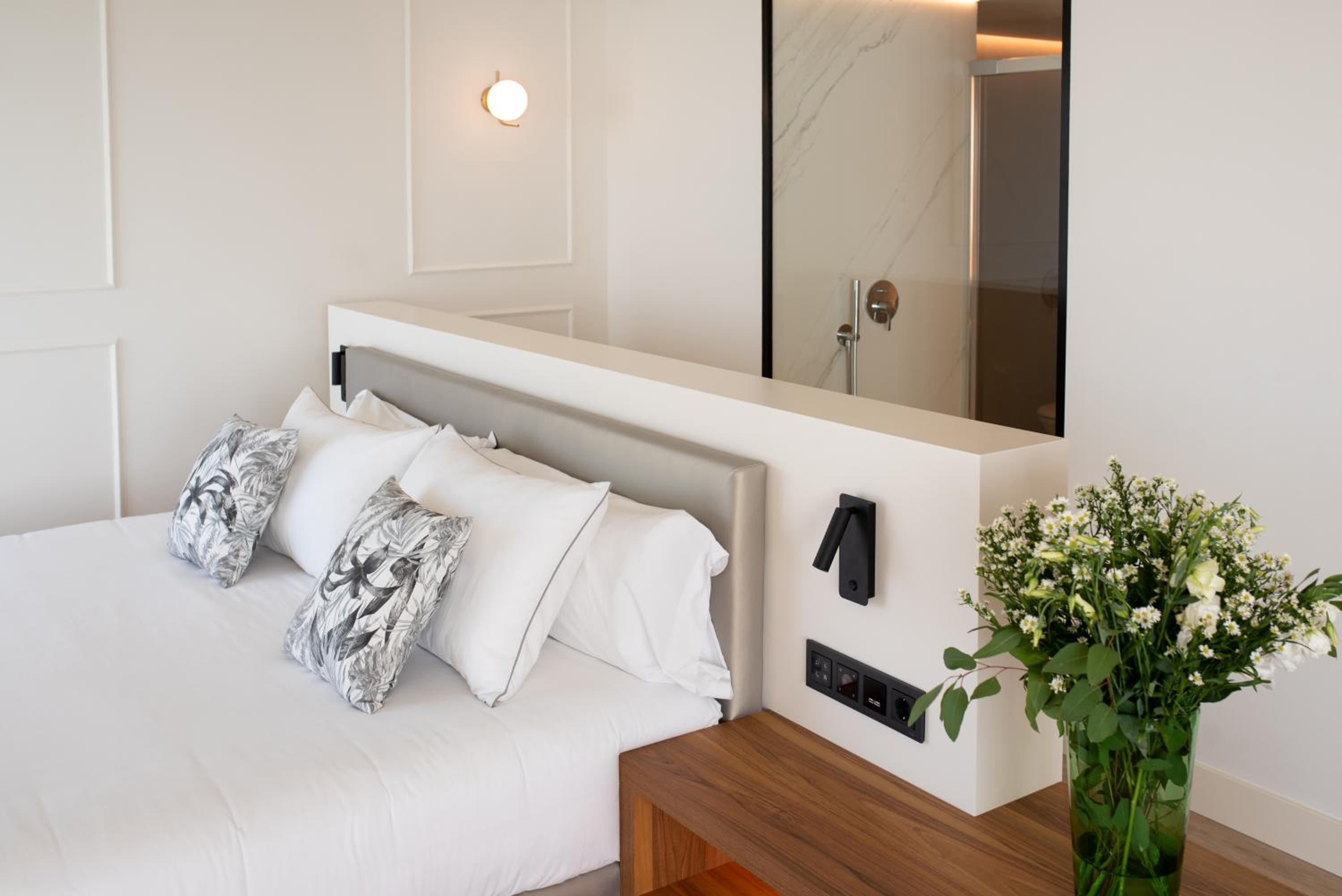 Deluxe Suite with Sea View - Photo 7