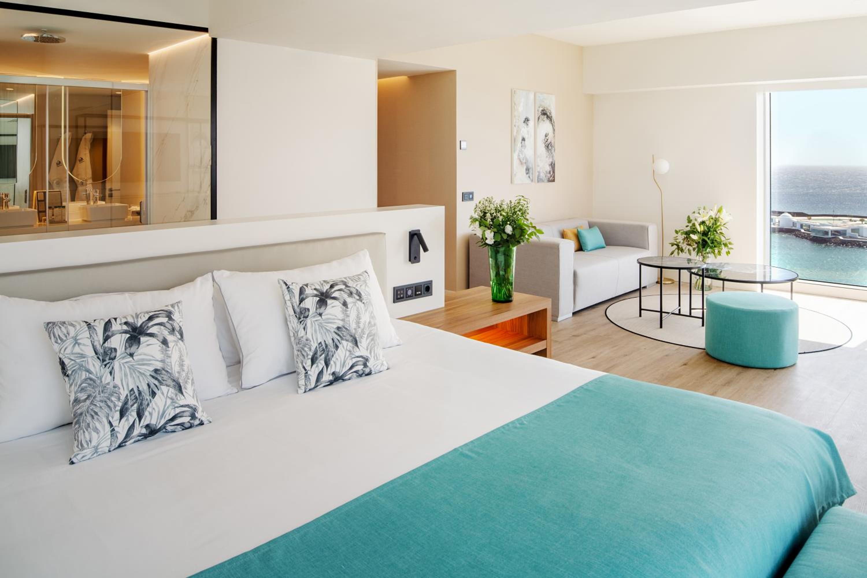 Deluxe Suite with Sea View - Photo 2