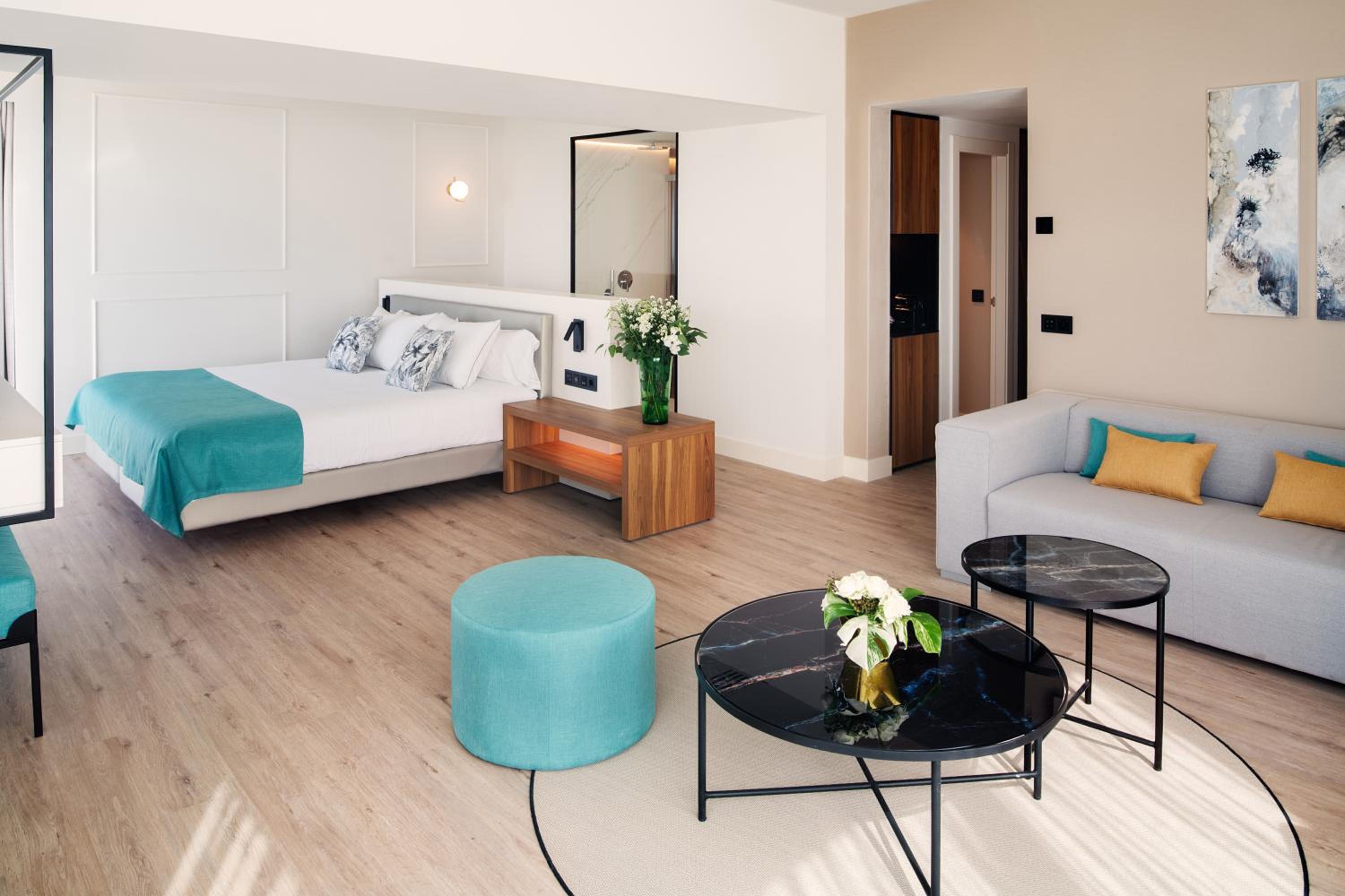 Deluxe Suite with Sea View - Photo 4