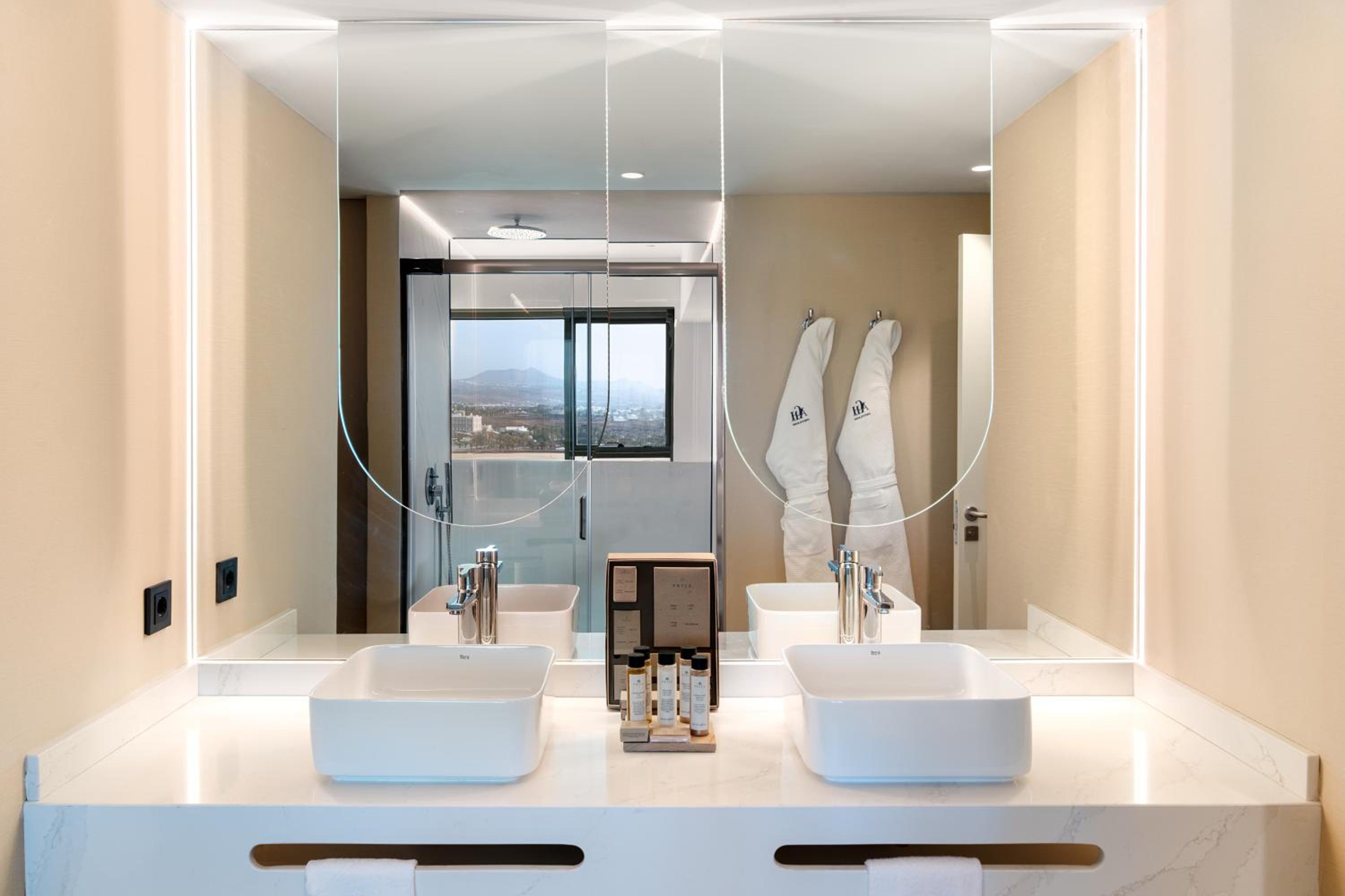 Deluxe Suite with Sea View - Photo 5