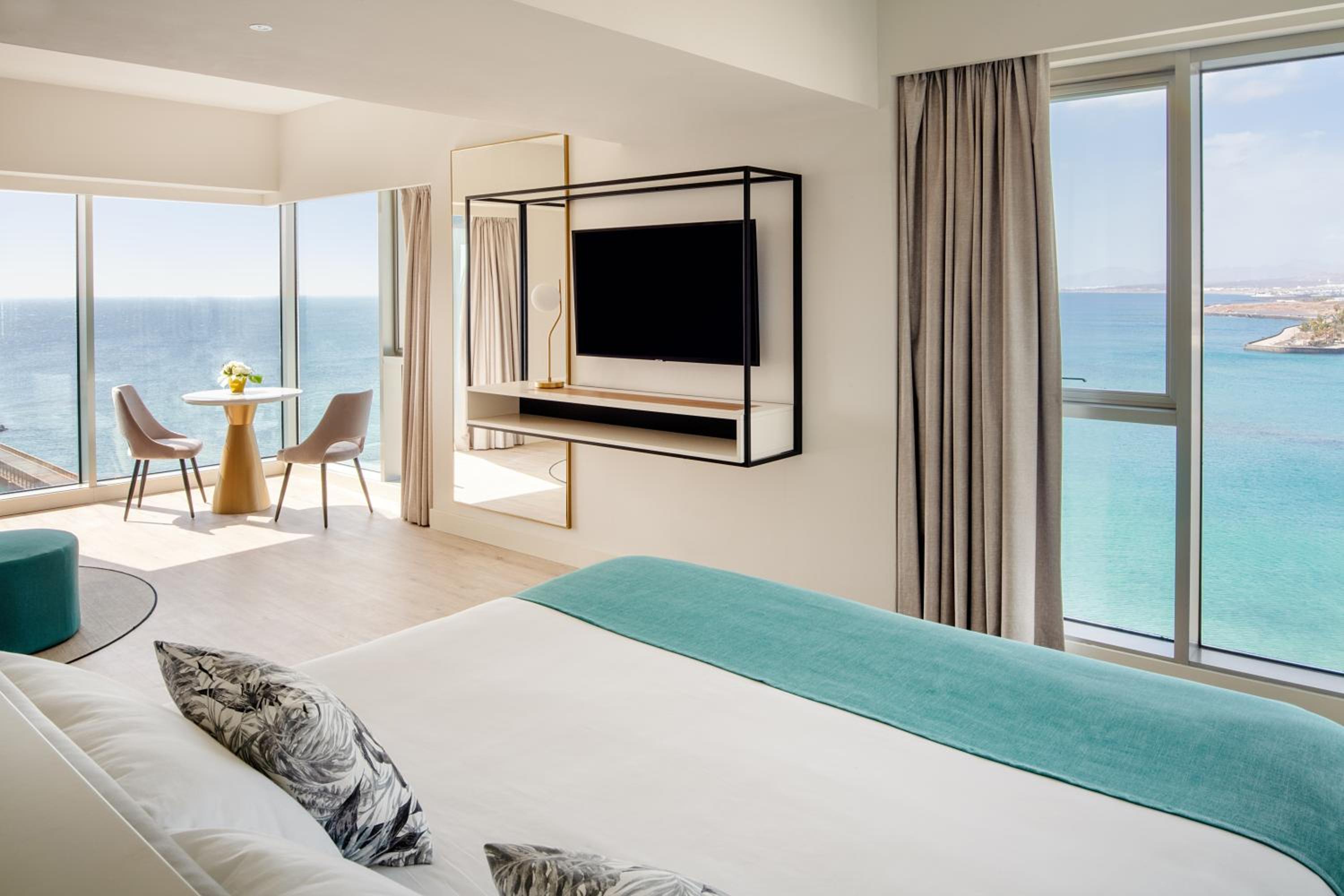Deluxe Suite with Sea View - Photo 1