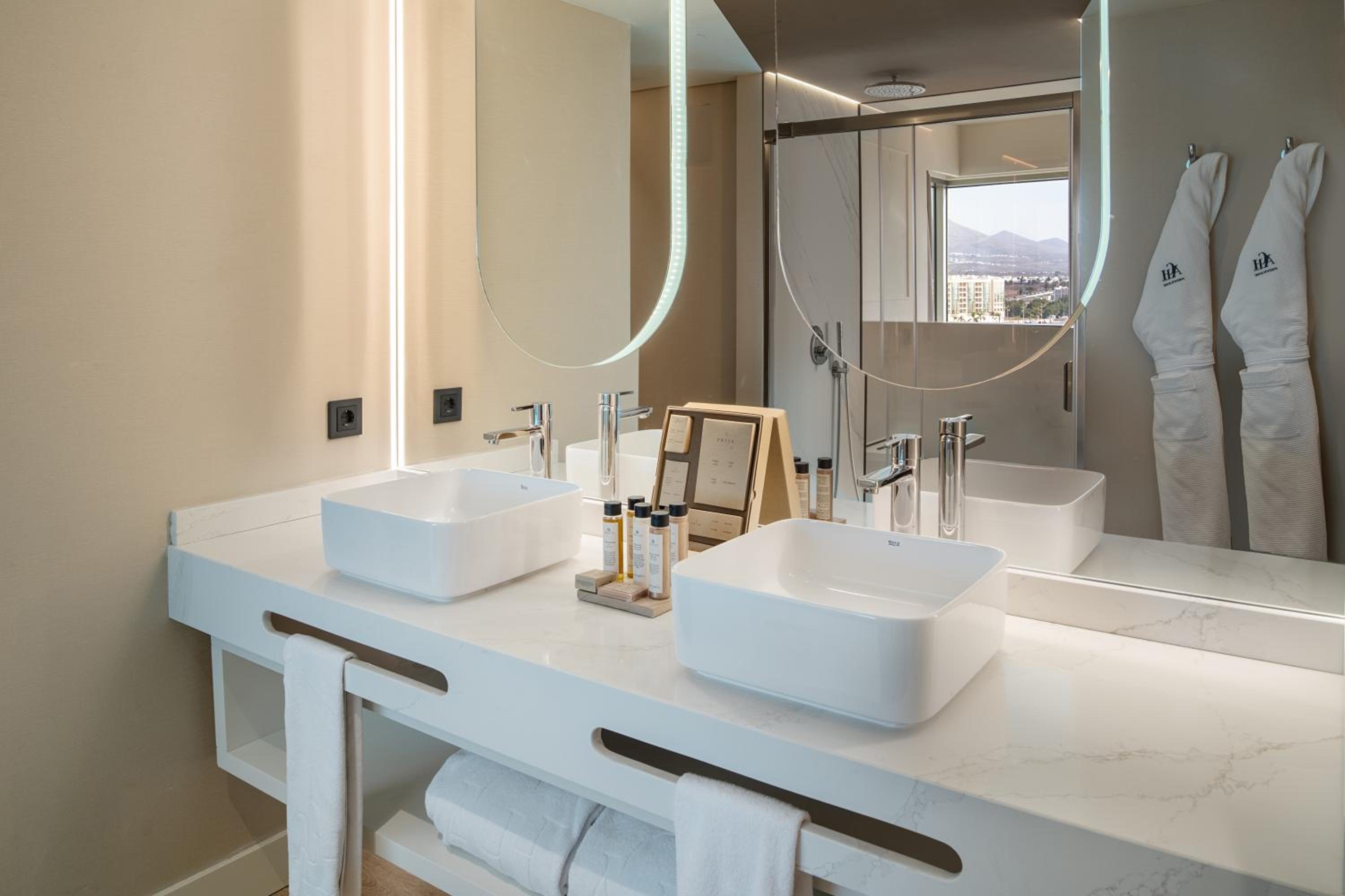 Deluxe Suite with Sea View - Photo 6